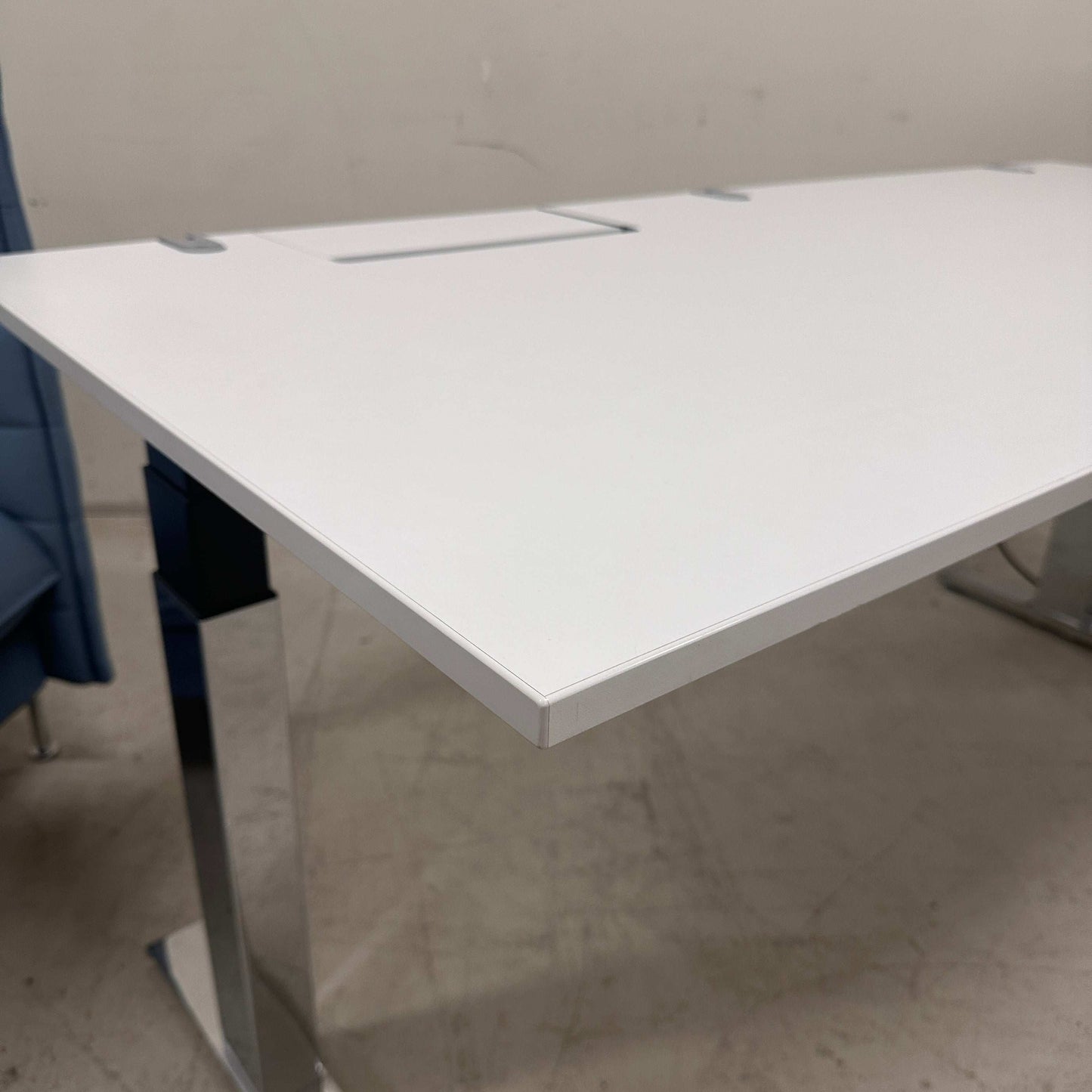 Vario Stage Schreibtisch höhenverstellbar 160x80 cm weiß mit Chromgestell und integrierter Kabelführung