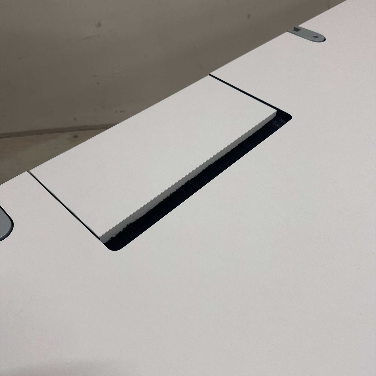 Moderner Vario Stage Schreibtisch 160x80 cm in Weiß mit chromfarbenem Gestell und integrierter Kabelführung, höhenverstellbar von 650 bis 1300 mm.