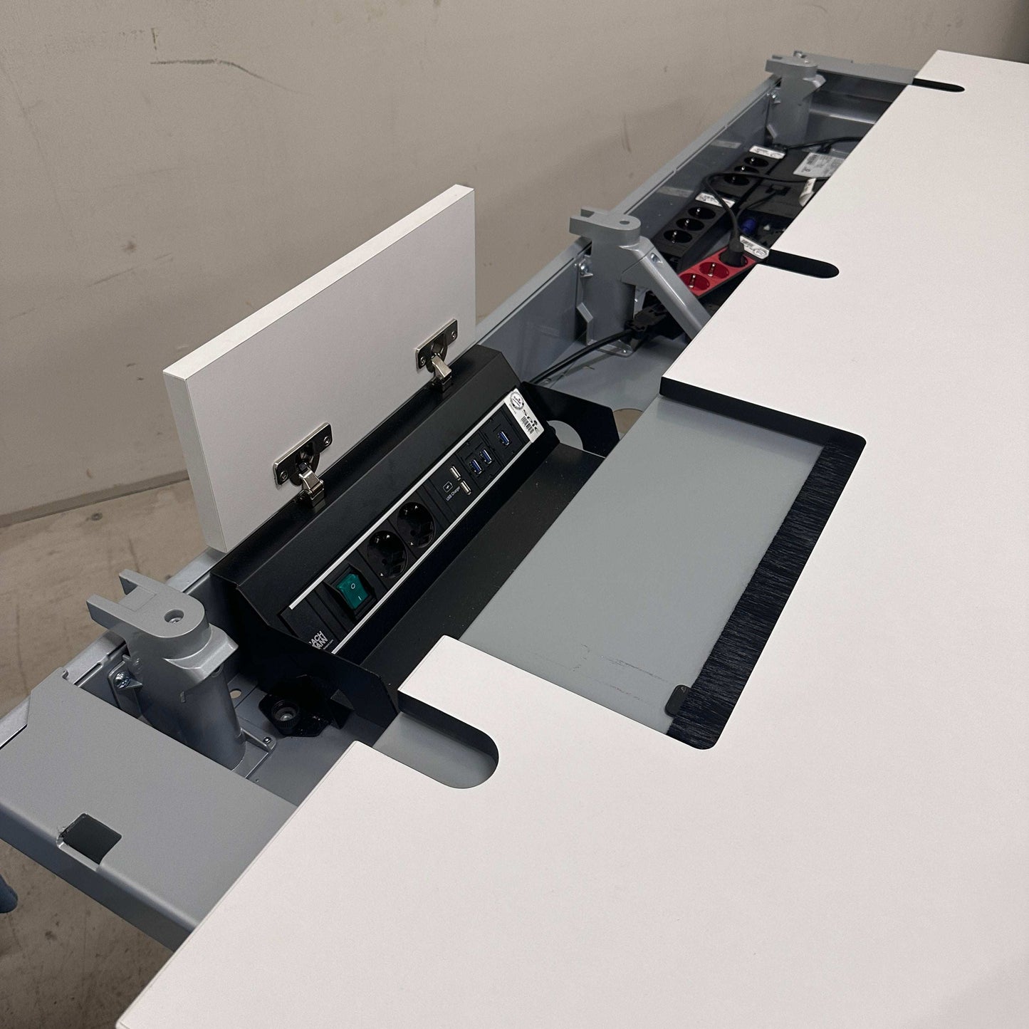 Vario Stage Schreibtisch mit höhenverstellbarer weißer Tischplatte 160x80 cm und integriertem Kabelmanagement, Chromgestell, Bachmann Steckdose mit USB und Schuko, Bedienfeld und Kollisionsschutz.
