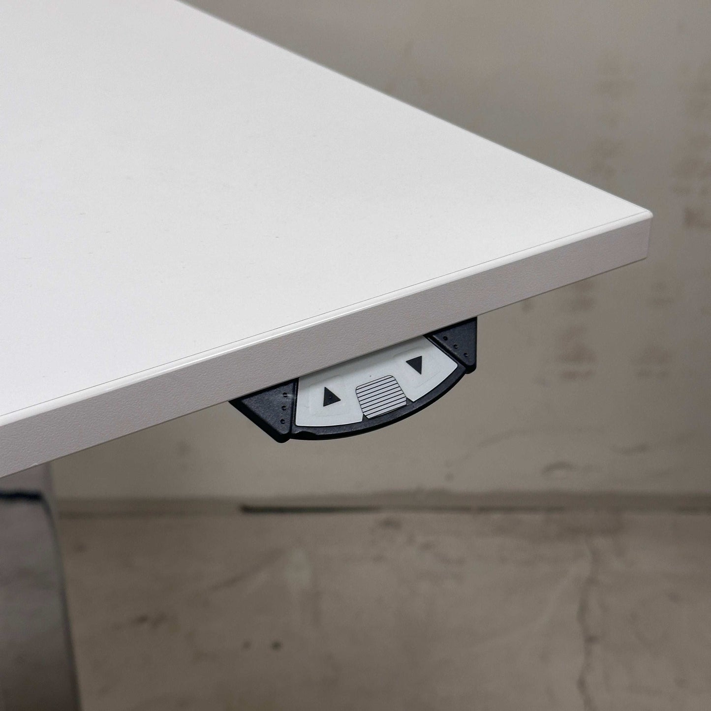 Vario Stage Schreibtisch weiß mit höhenverstellbarer Platine und chromgestell, Bedieneinheit sichtbar unter der Tischplatte