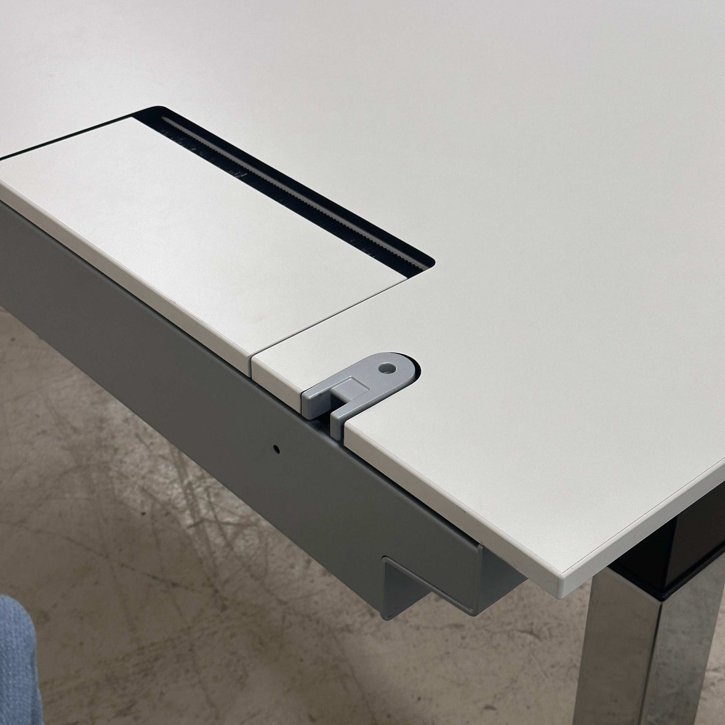 Vario Stage Schreibtisch 160x80 cm weiß mit chrom Gestell und Höhenverstellung von 650 bis 1300 mm, inklusive Kabelführung und integrierter Bachmann Steckdose