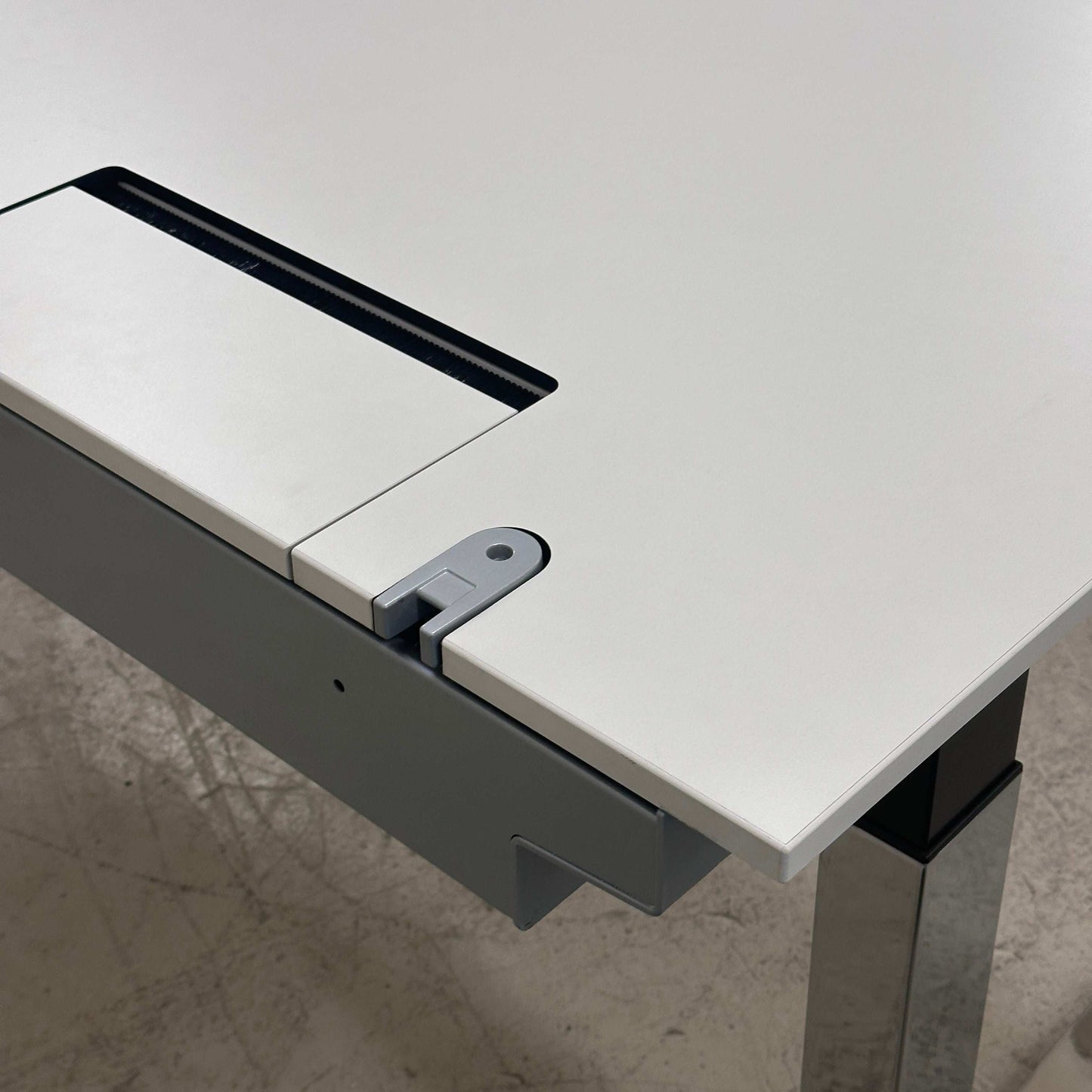 Vario Stage Schreibtisch 160x80 cm weiß mit chromfarbenem Gestell, höhenverstellbar, integrierter Kabelführung und Bachmann Steckdose