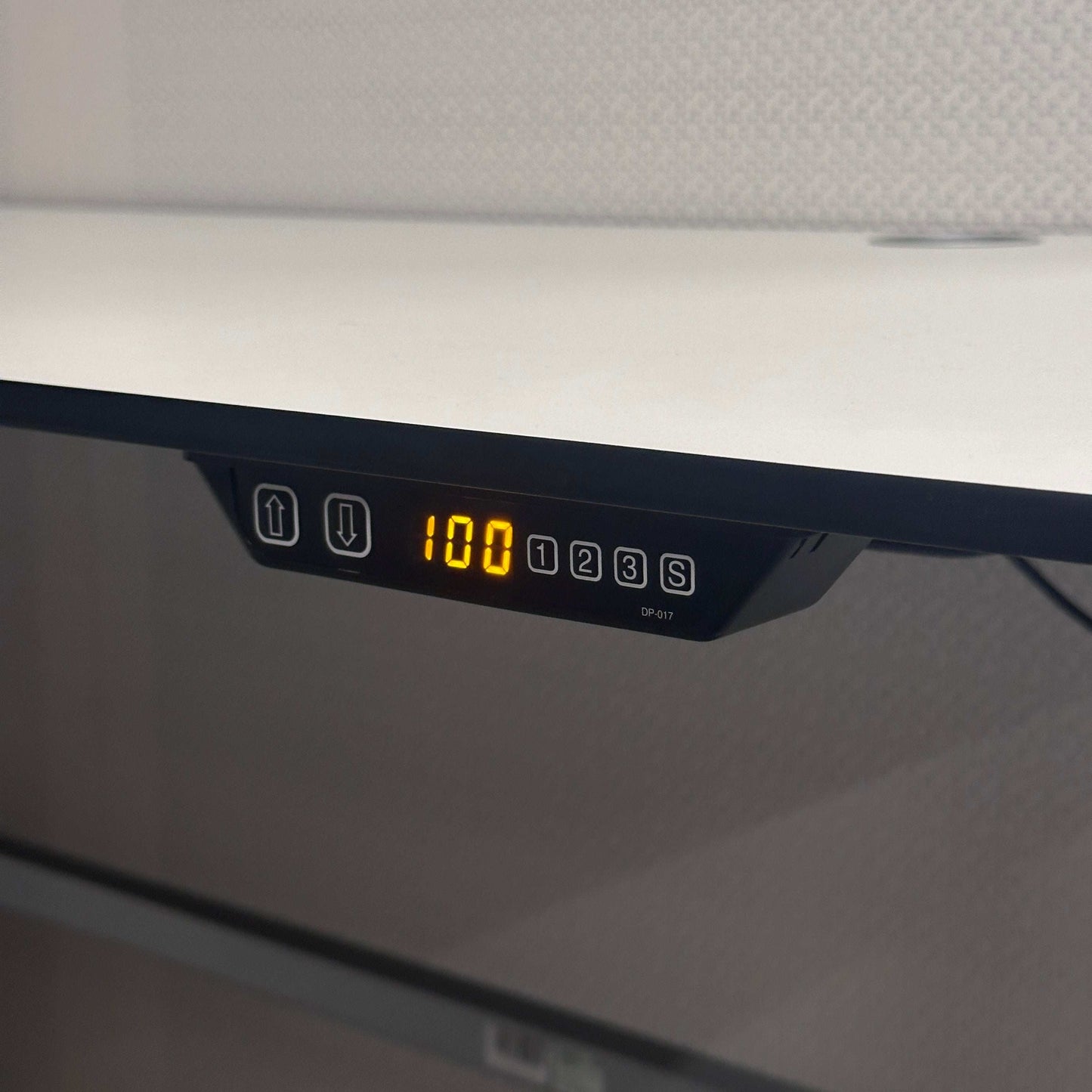 Close-up of Vario Stage Schreibtisch electronic height adjustment control panel with digital display and memory function buttons