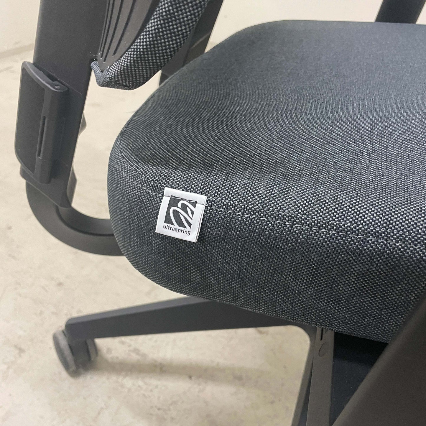 Viasit Drumback Bürostuhl schwarz-grau mit verstellbarer Rückenlehne und Armlehnen