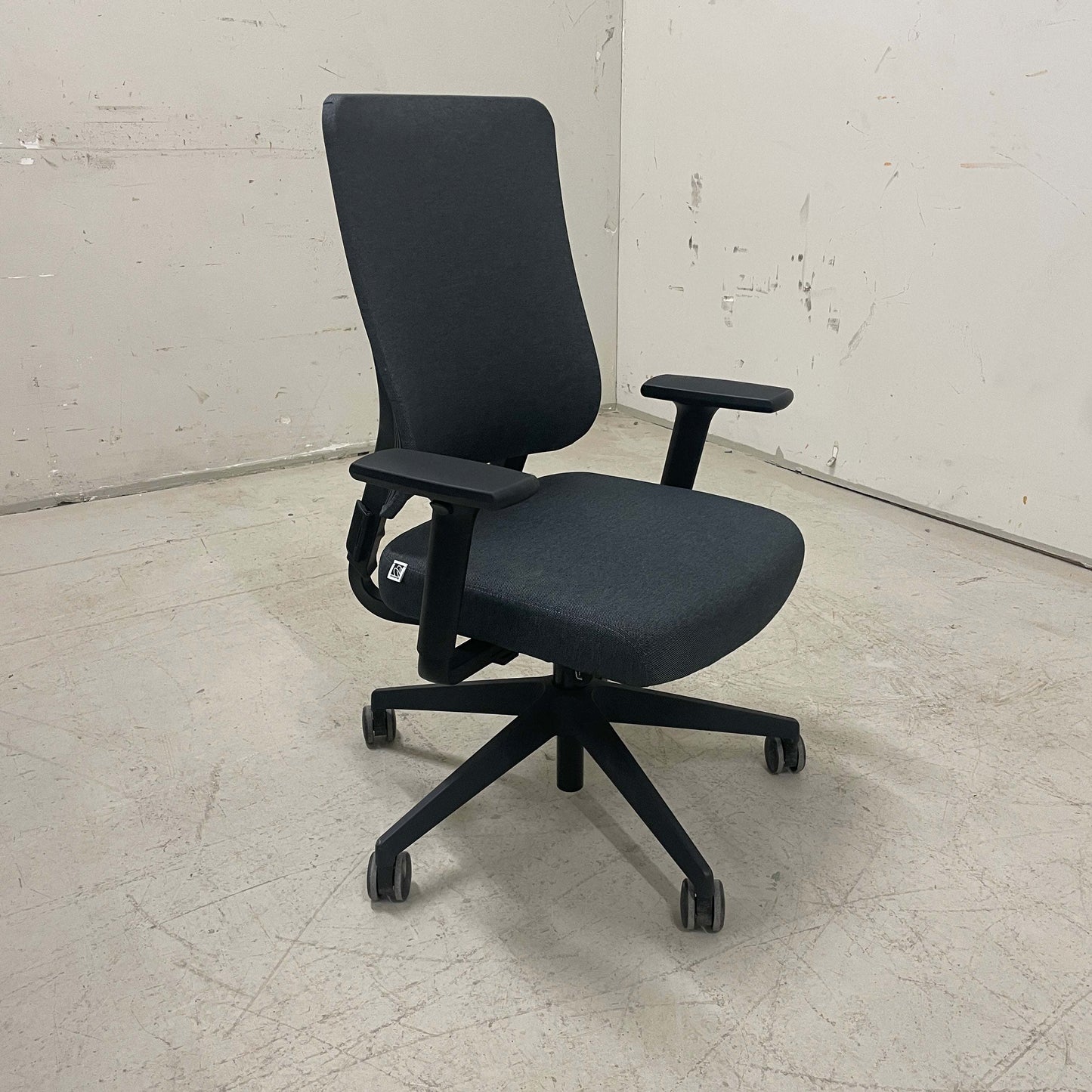Viasit Drumback ergonomischer Bürostuhl schwarz-grau mit verstellbarer Sitzhöhe und Rückenlehne