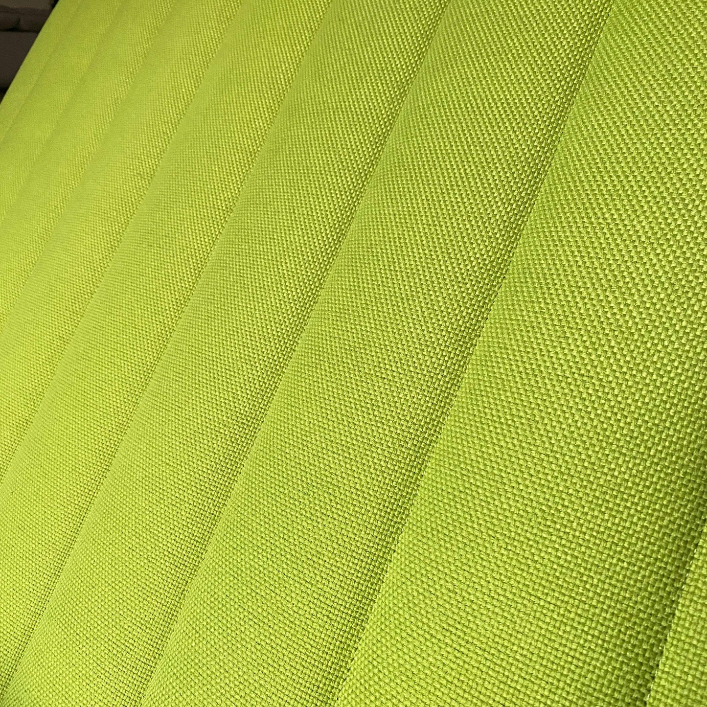 Detailaufnahme des grünen Avocado-Stoffbezugs der Vitra Alcove Cabin 2-Sitzer Highback Couch