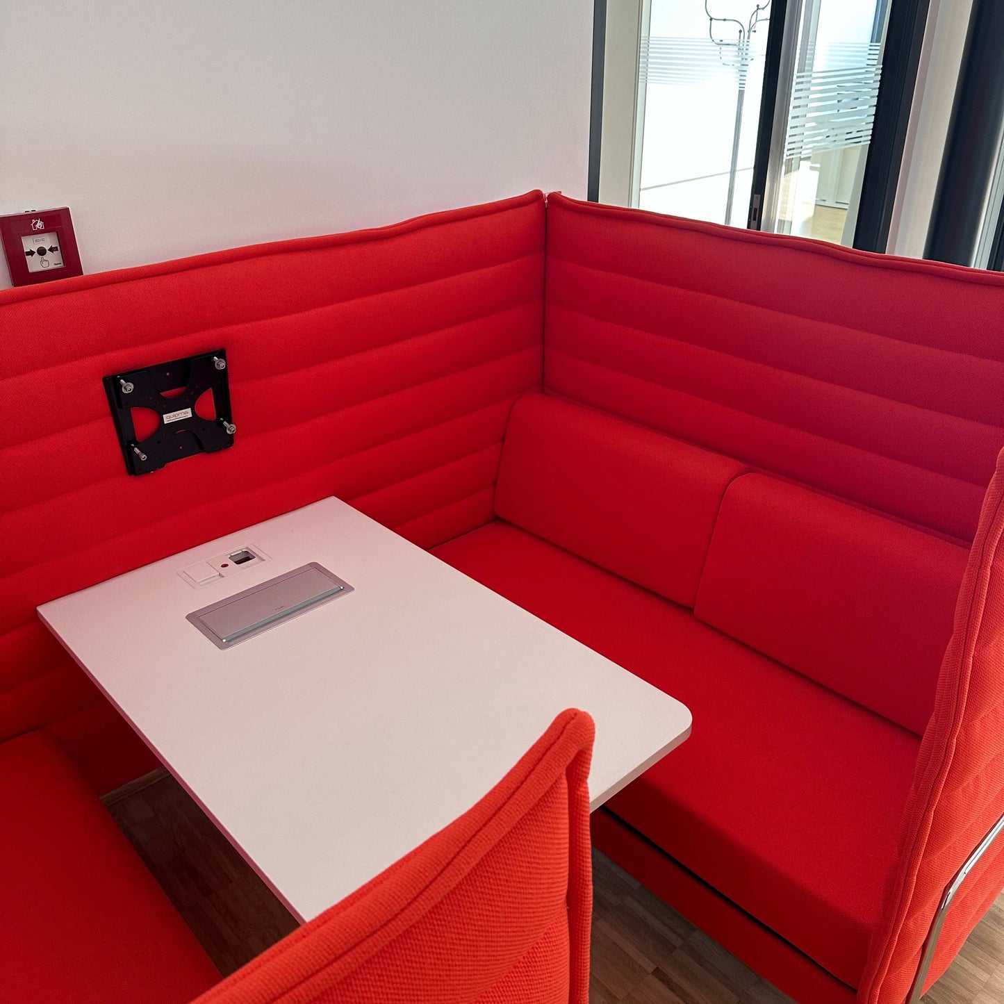 Vitra Alcove Cabin 2-Sitzer Highback hellrot mit Arbeitsplatte und Monitorhalterung für Bürogebrauch