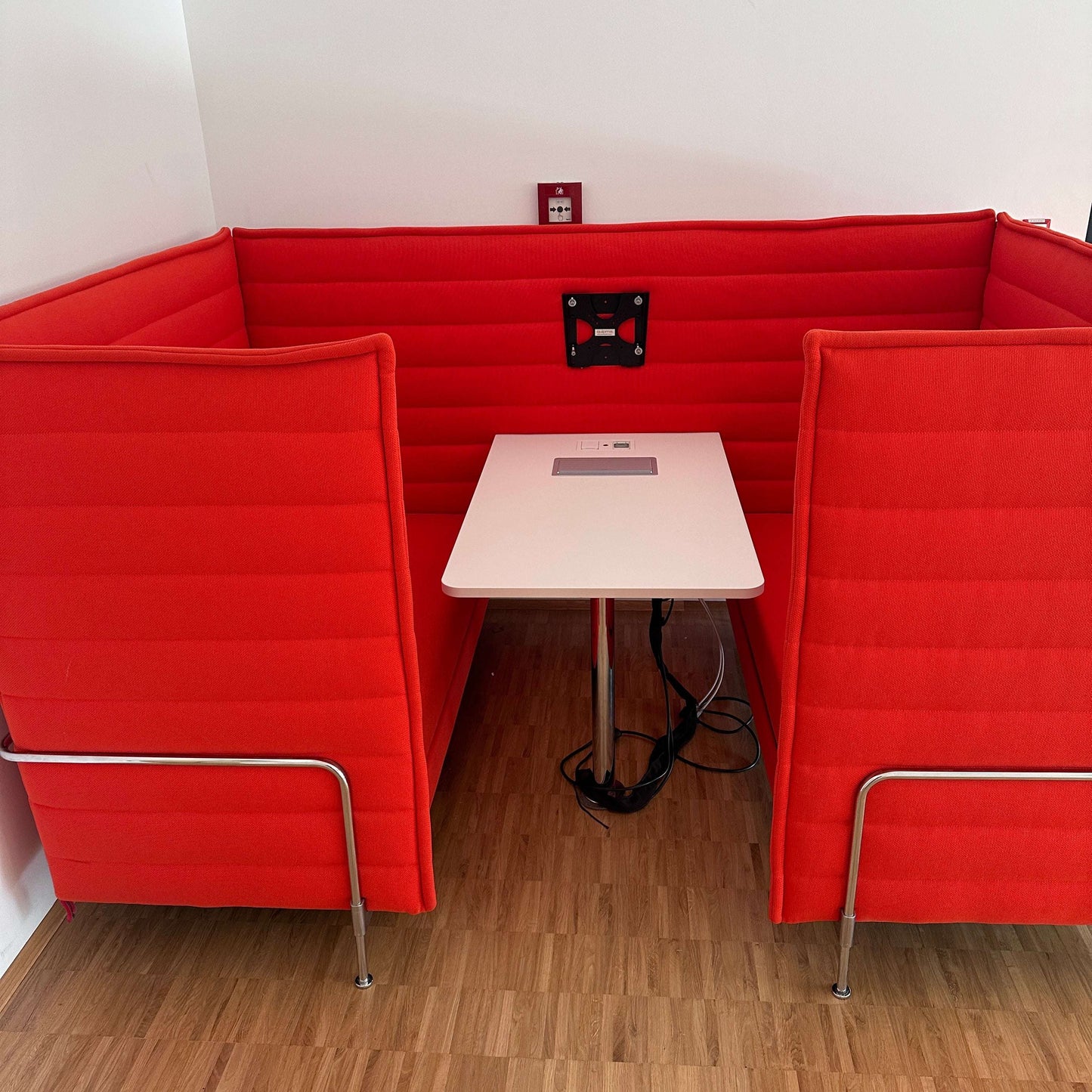 Vitra Alcove Cabin 2-Sitzer Highback hellrot mit gepolsterten Seitenwänden, Arbeitsplatte und Elektrifizierung für Büroarbeitsplatz