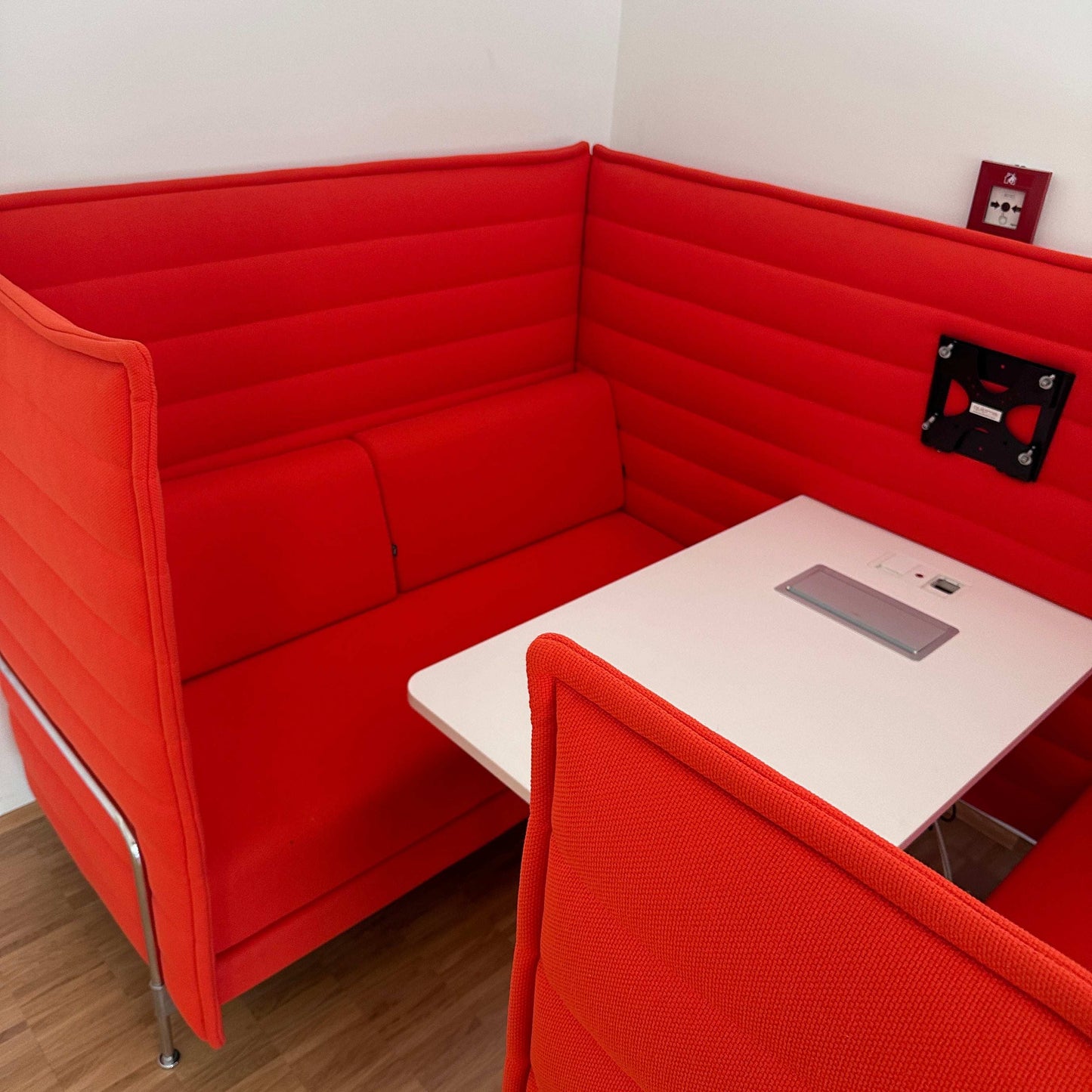 Rotes Vitra Alcove Cabin 2-Sitzer Highback Sofa mit Arbeitsplatte und Monitorhalterung in shared office Umgebung