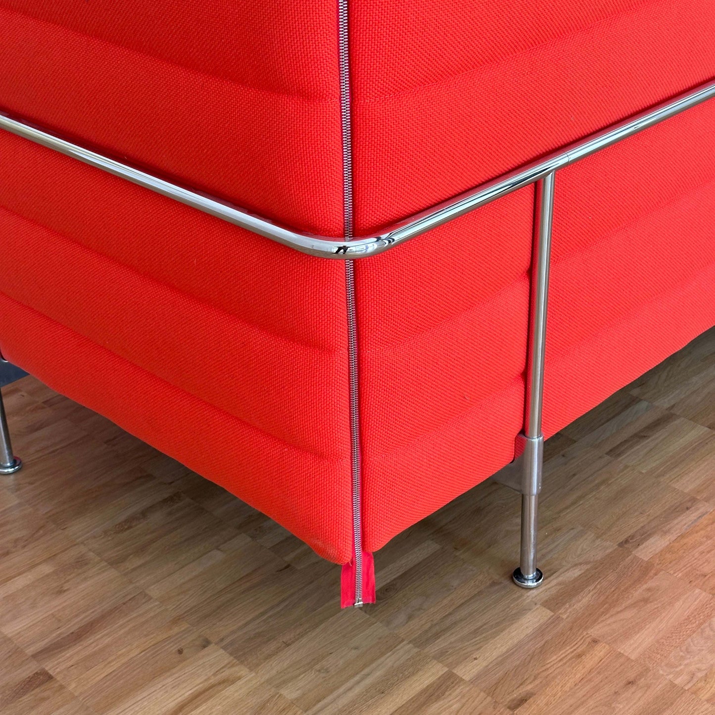 Vitra Alcove Cabin 2-Sitzer Highback Sofa in hellrotem Stoff mit Metallrahmen und Holzfußboden