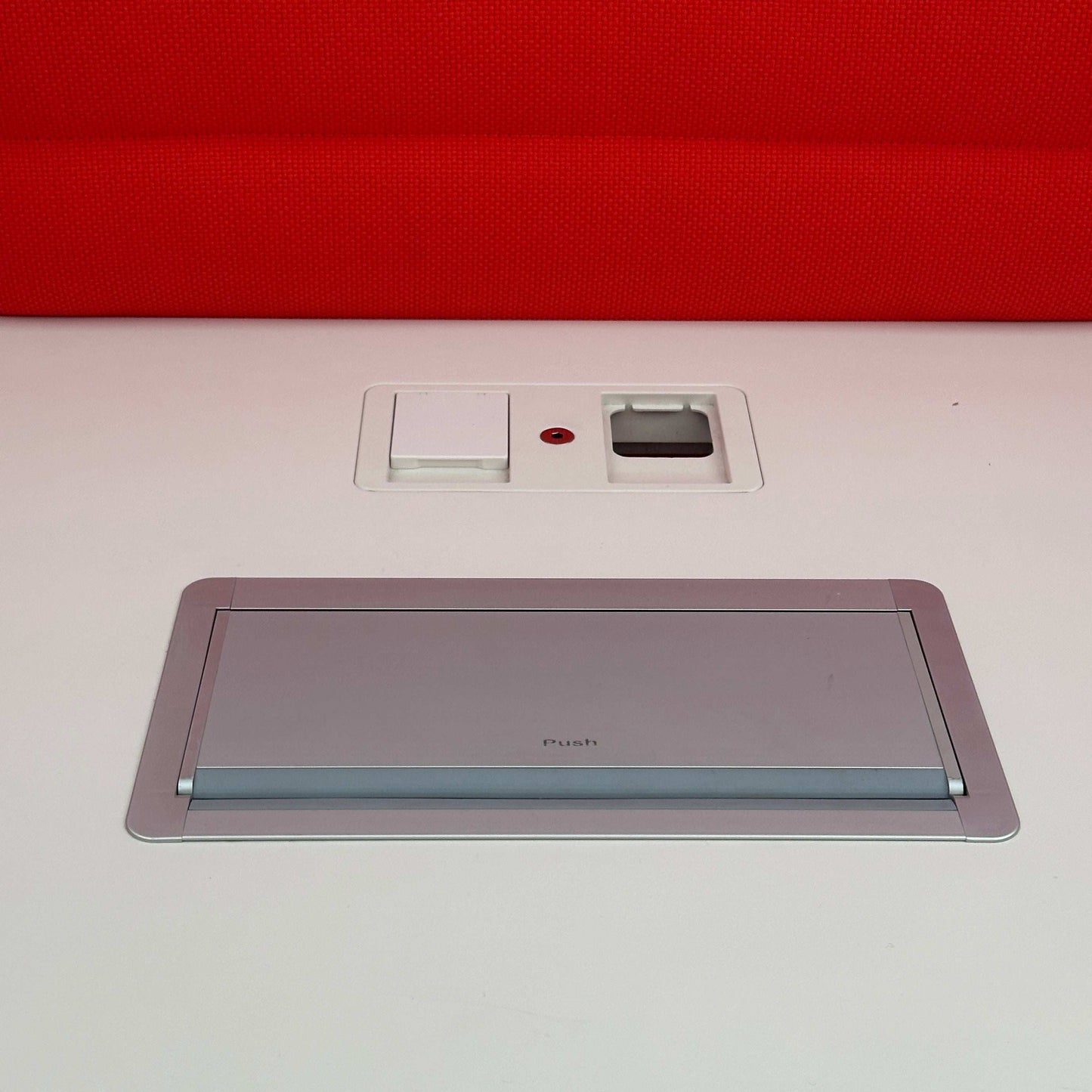 Arbeitsplatte mit integrierter Elektrifizierung und HDMI im Vitra Alcove Cabin 2-Sitzer hellrot