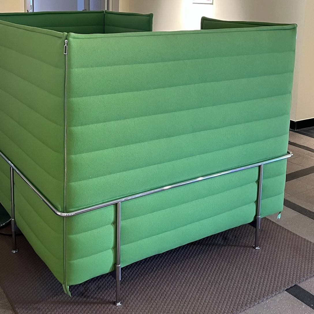 Vitra Alcove Cabin Highback 4-Sitzer Sofa in hellgrünem Stoff mit Chromgestell und hoher Rückenlehne.