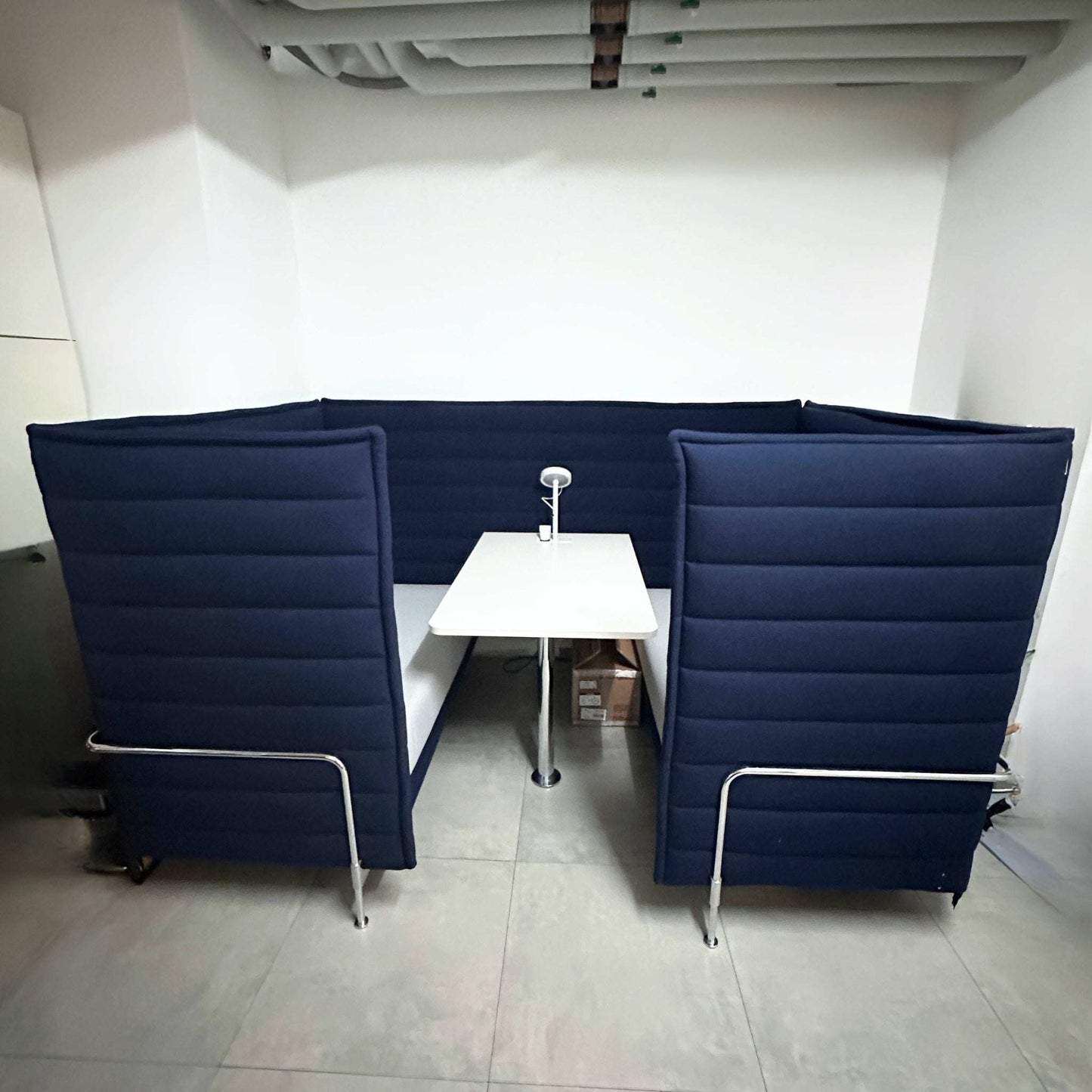 Vitra Alcove Cabin Highback 2-Sitzer mit Arbeitsplatte in dunkelblau und grau für akustische Dämpfung im Büro