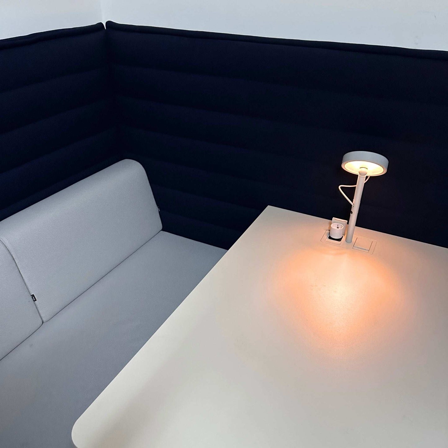 Vitra Alcove Cabin Highback 2-Sitzer in dunkelblau-grau mit Arbeitsplatte und Tischleuchte, akustisch gepolstert für Büro und Shared Office