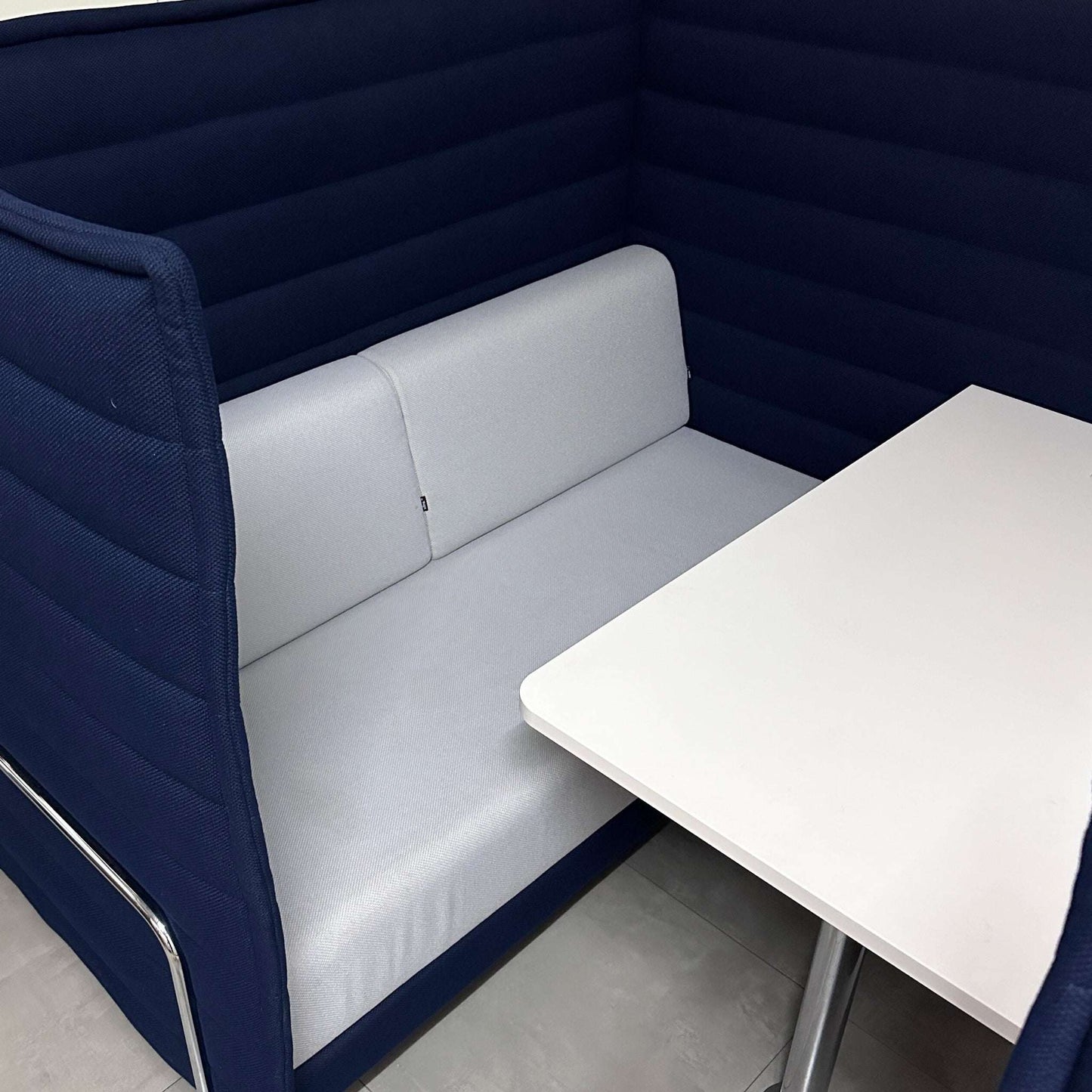 Vitra Alcove Cabin Highback 2-Sitzer mit Arbeitsplatte in dunkelblau und grau für Büroumgebungen