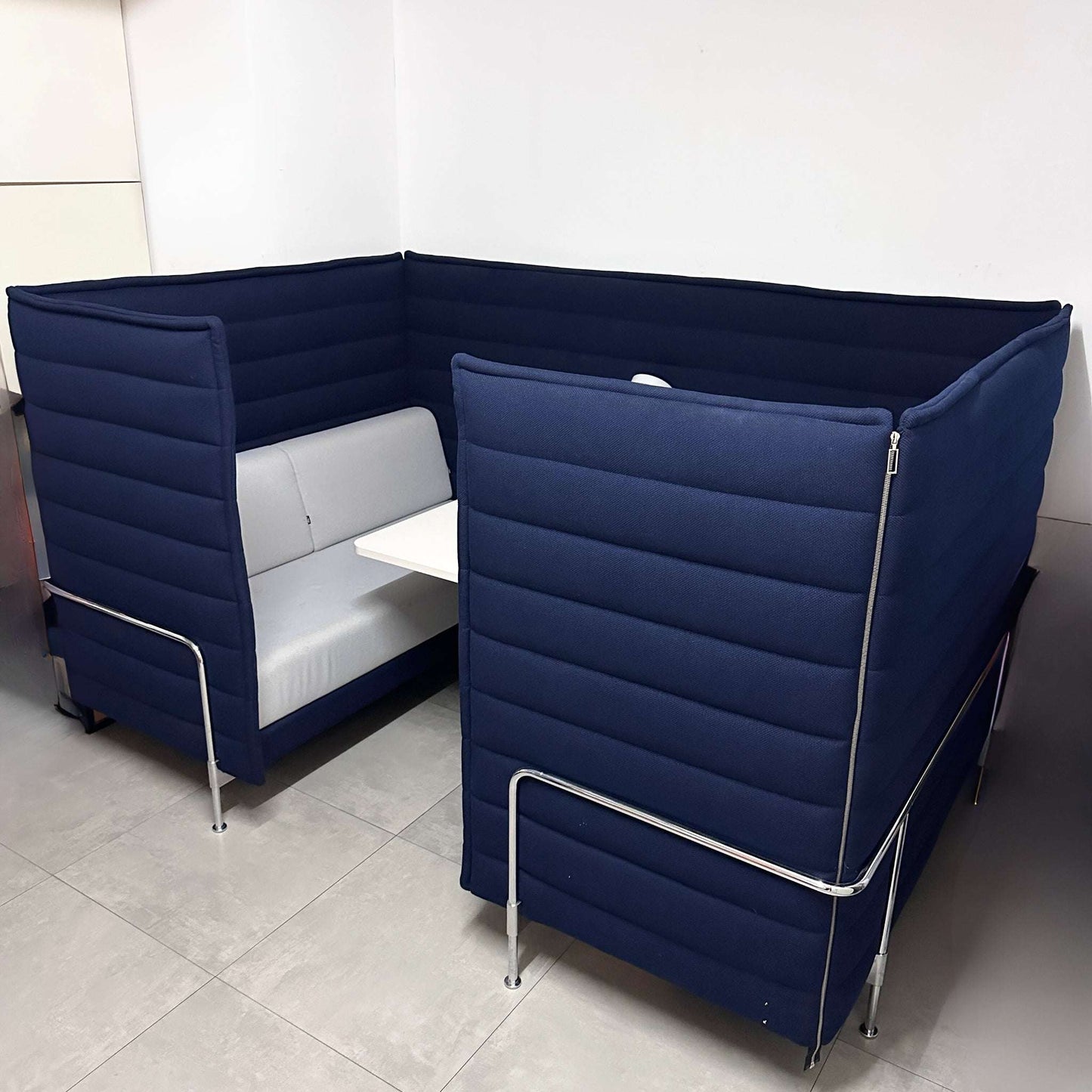 Vitra Alcove Cabin Highback 2-Sitzer mit Arbeitsplatte in dunkelblau und grau für Büro und Großraumbüro