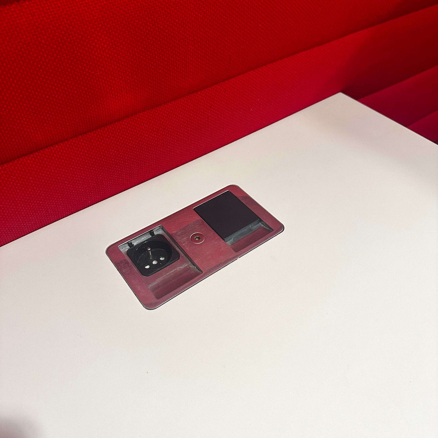 Vitra Alcove Cabin Highback Arbeitsplatz mit rotem Polster und integrierter Steckdose