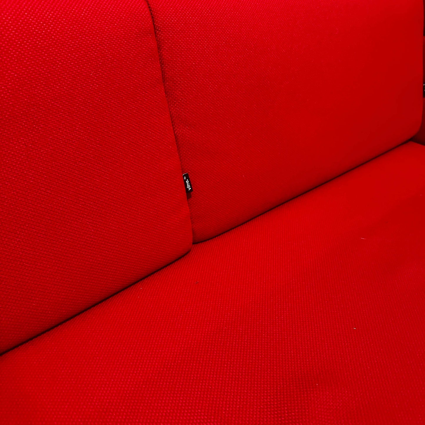Vitra Alcove Cabin Highback 2-Sitzer Sofa mit rotem Stoffbezug und hoher akustischer Dämpfung