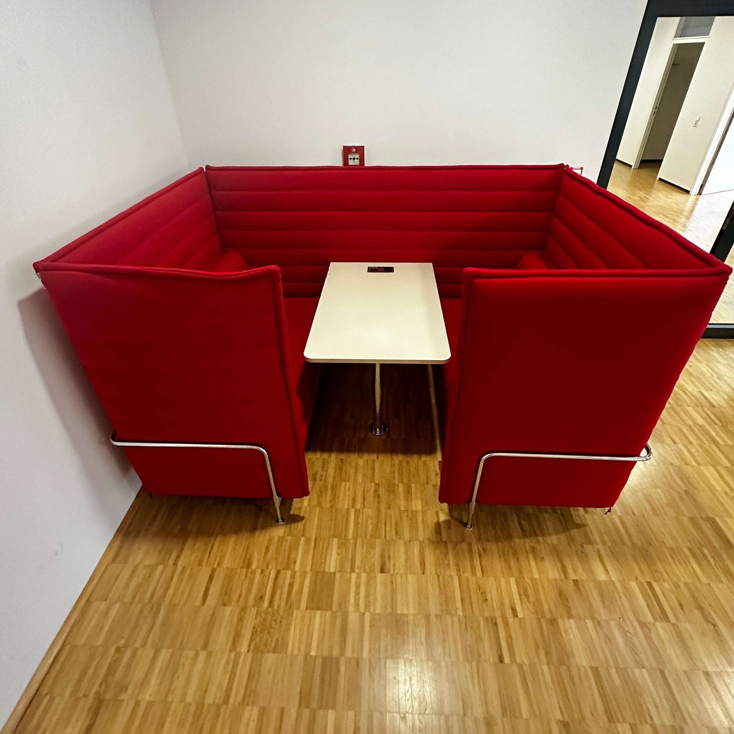 Vitra Alcove Cabin Highback 2-Sitzer in rotem Stoff mit Arbeitsplatte und gepolsterten Seitenpaneelen für akustische Dämpfung im Büro