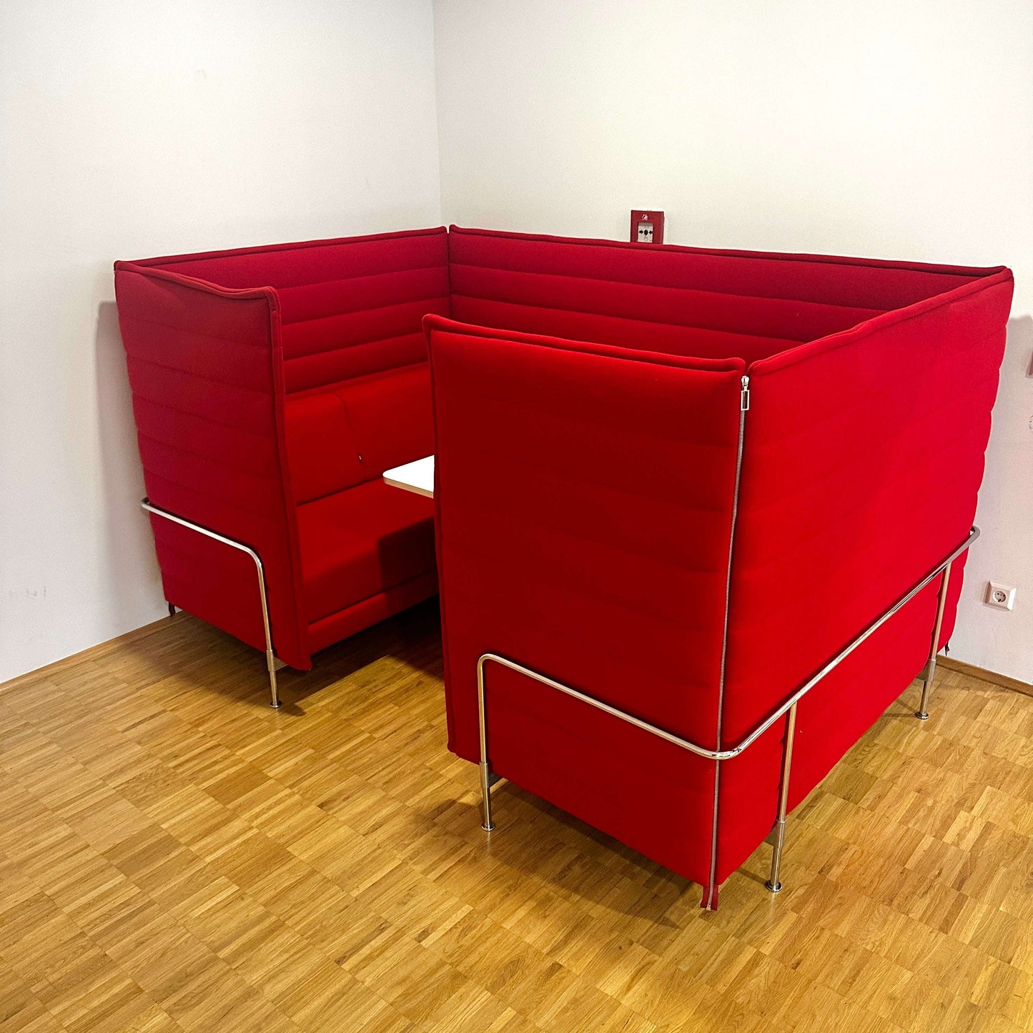 Vitra Alcove Cabin rotes 2-Sitzer Highback Sofa mit Arbeitsplatte und akustischer Dämmung