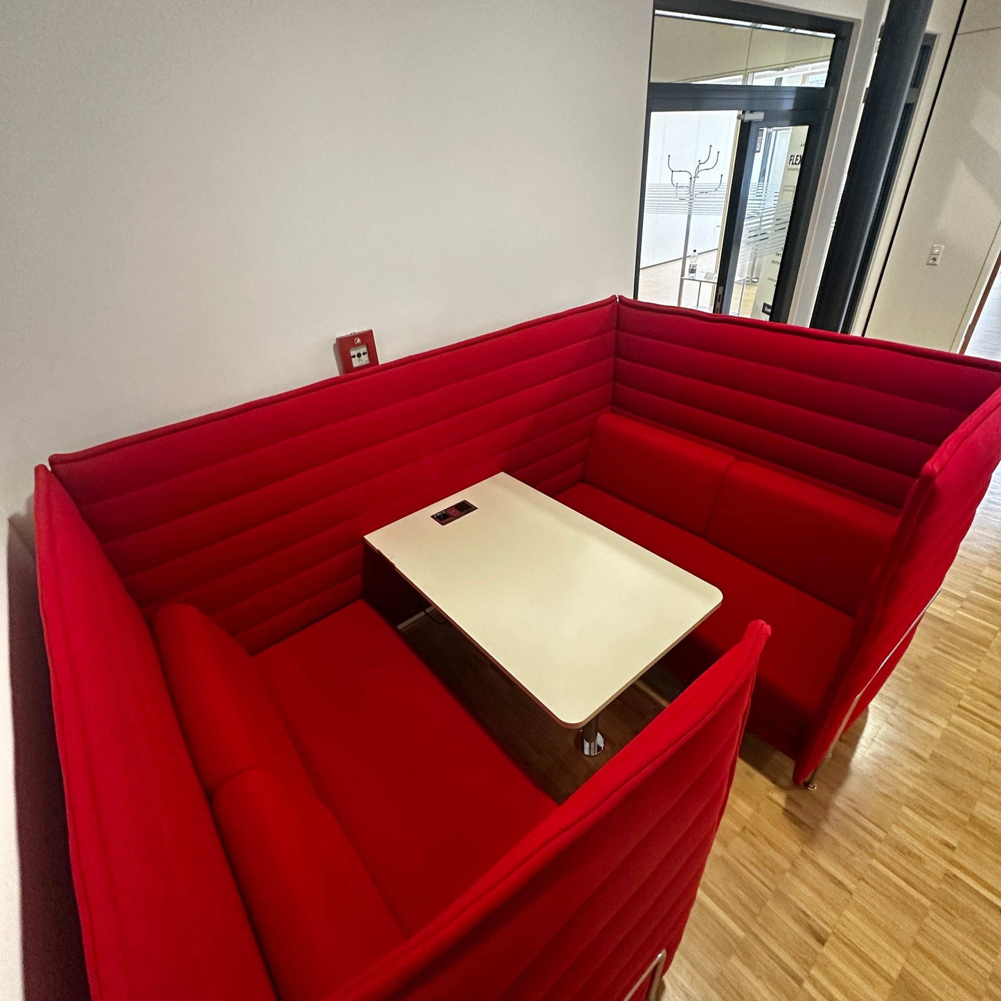 Vitra Alcove Cabin Highback 2-Sitzer in rot mit integriertem Tisch für Büro und Großraumbüro