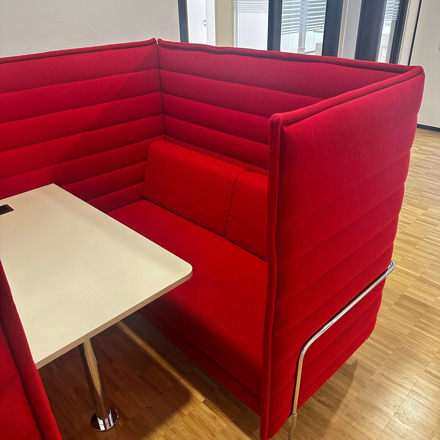 Vitra Alcove Cabin rotes Highback Sofa mit Arbeitsplatte und akustischer Polsterung für Büroumgebungen