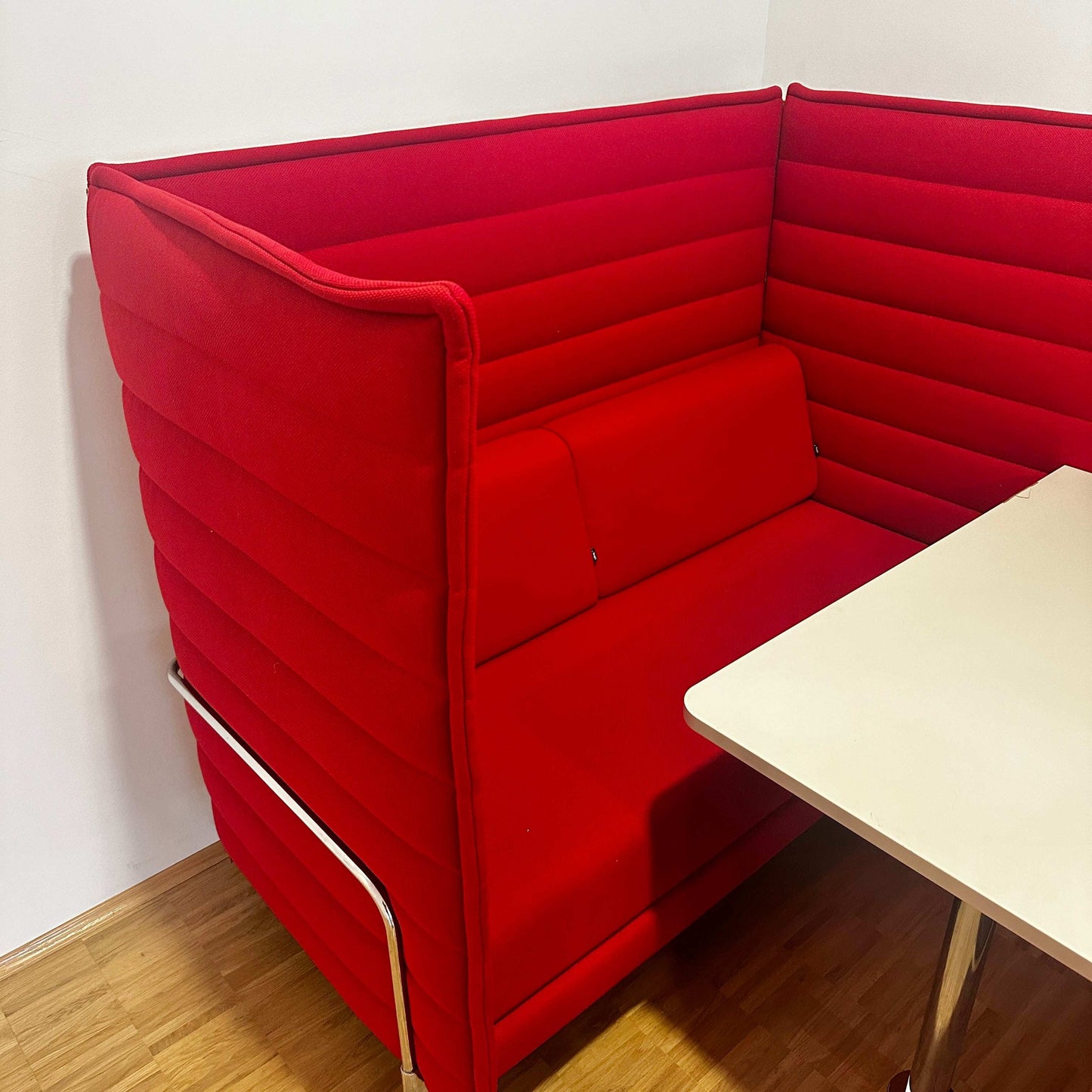 rotes Vitra Alcove Cabin Highback 2-Sitzer Sofa mit gepolsterten Seitenwänden und integrierter weißer Arbeitsplatte