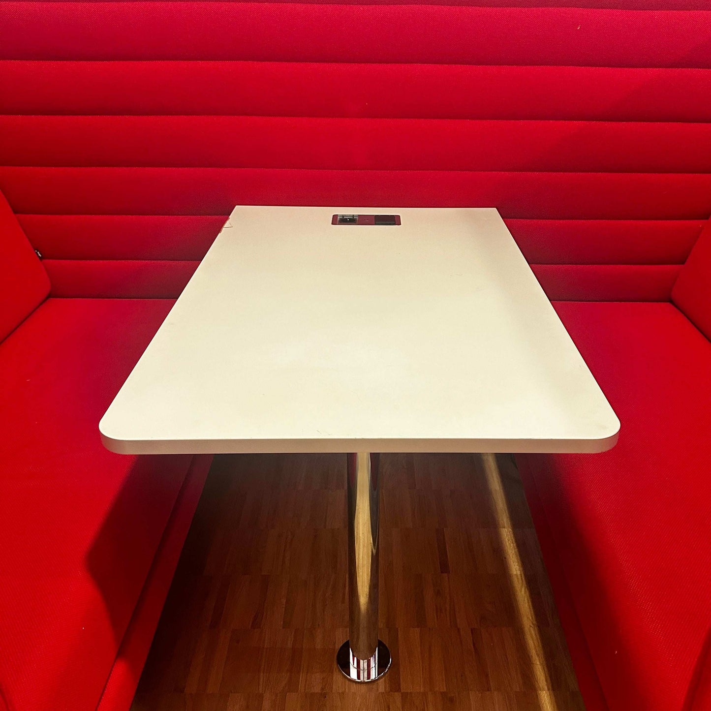 Vitra Alcove Cabin Highback rot Zweiersofa mit Arbeitsplatte und gepolsterten Seitenwänden für akustische Dämpfung
