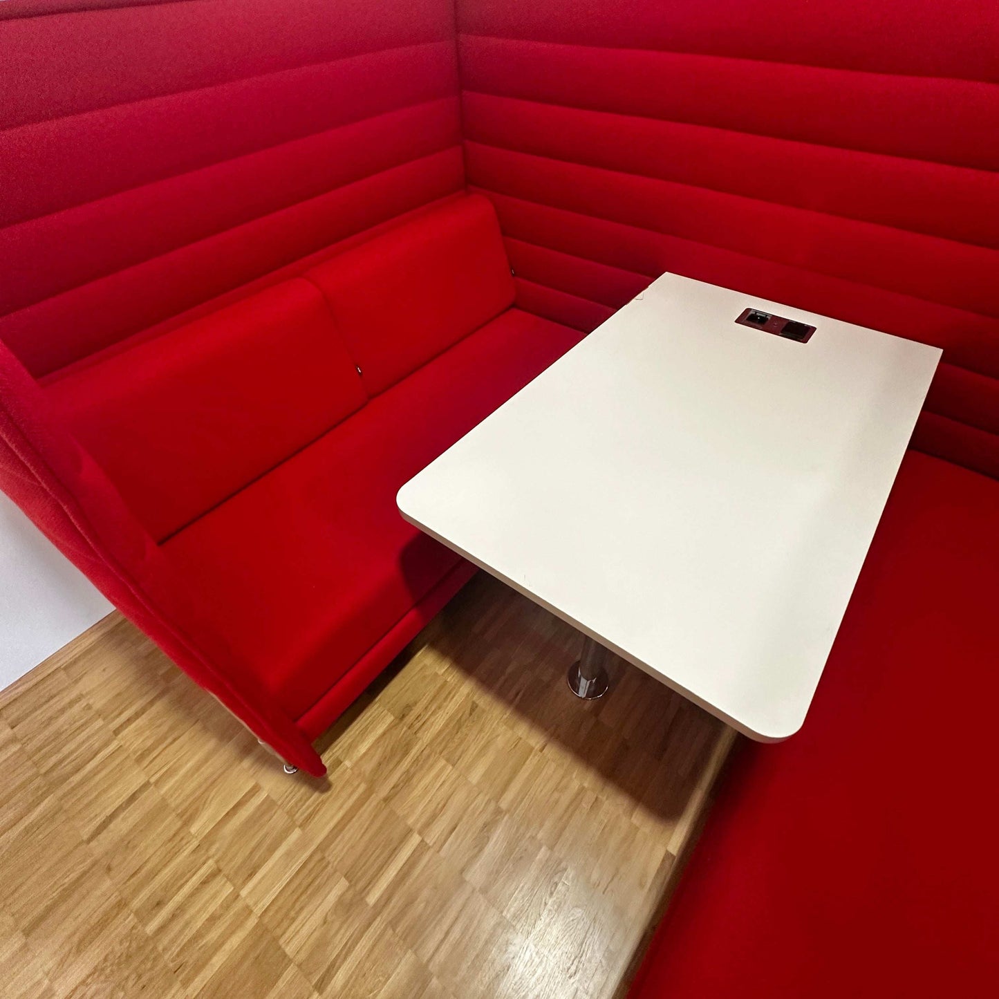 Vitra Alcove Cabin Highback rotes 2-Sitzer Sofa mit weißer Arbeitsplatte und akustisch gepolsterten Seitenwänden