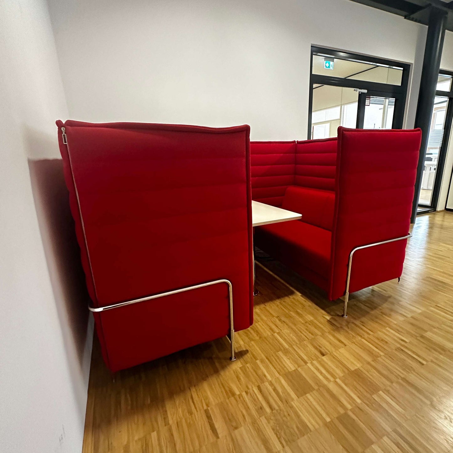 Vitra Alcove Cabin rotes 2-Sitzer Highback Sofa mit Arbeitsplatte und akustischer Polsterung in Büroumgebung