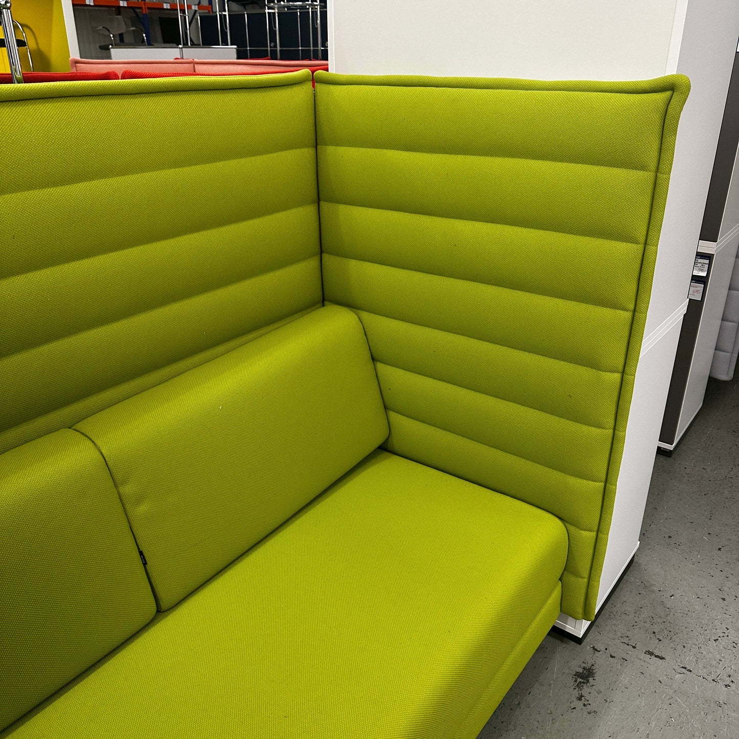 Vitra Alcove Highback 2-Sitzer Sofa hellgrün mit gepolsterten hohen Seitenwänden und chrom Gestell