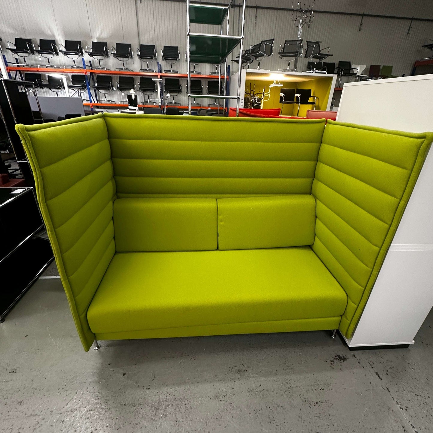 Vitra Alcove Highback 2-Sitzer Sofa hellgrün mit hohen, gepolsterten Seitenpaneelen und chromgestell