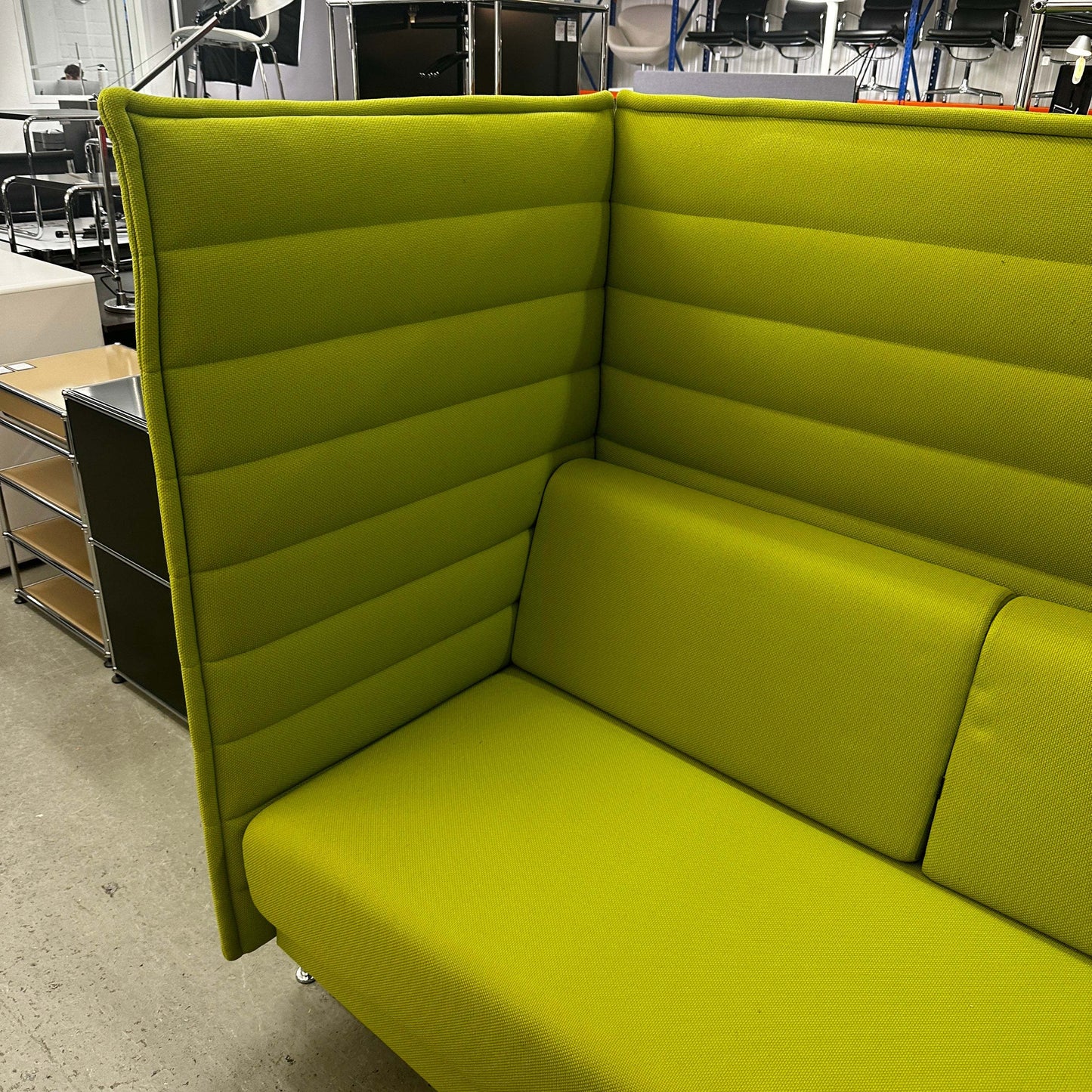 Vitra Alcove Highback 2-Sitzer hellgrünes Stoffsofa mit gepolsterten Seitenpaneelen und Chromgestell