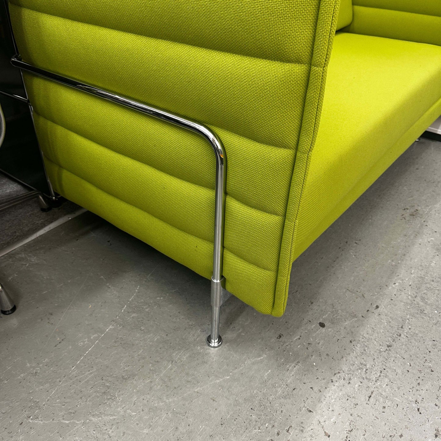 Vitra Alcove Highback 2-Sitzer Sofa hellgrün mit chrom Gestell und gepolsterten Seitenpaneelen