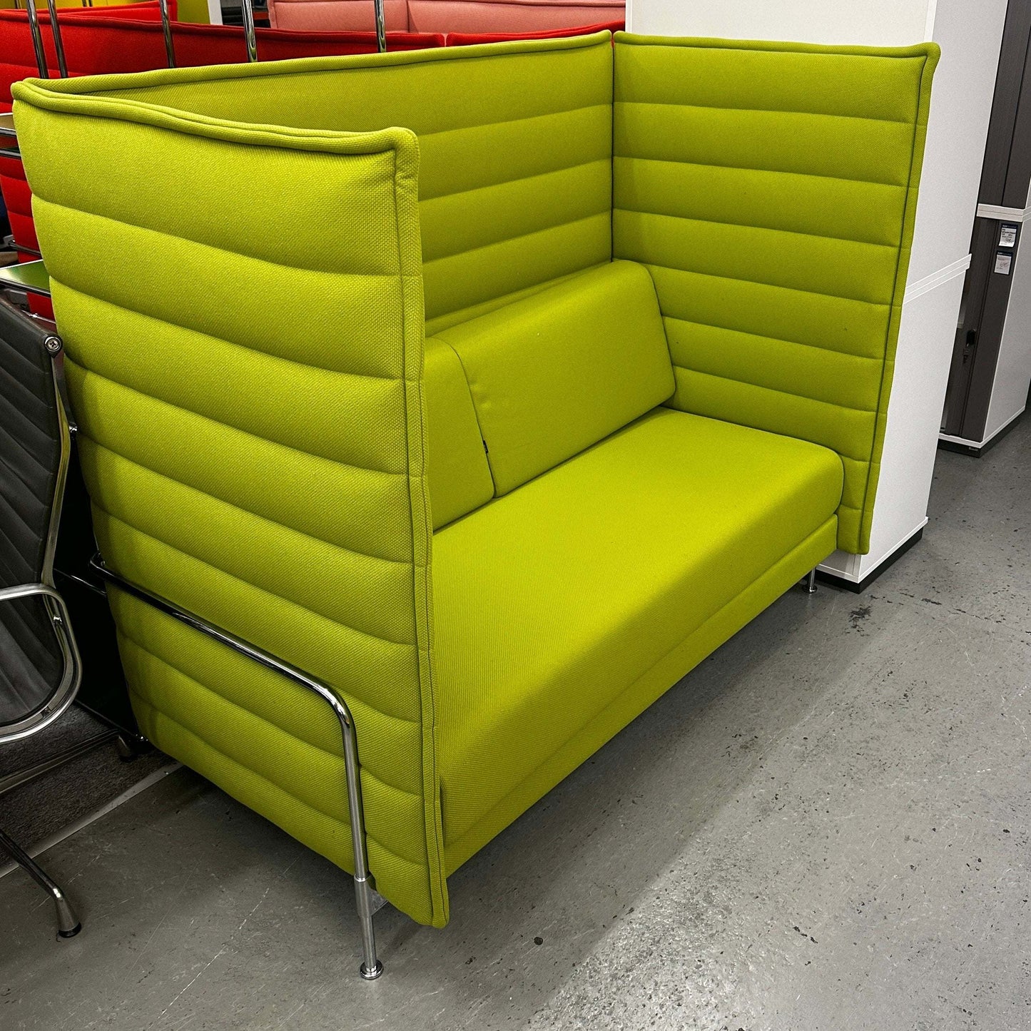 Vitra Alcove Highback 2-Sitzer Sofa hellgrün mit gepolsterten hohen Seitenpaneelen und chrom Stahlrohrgestell