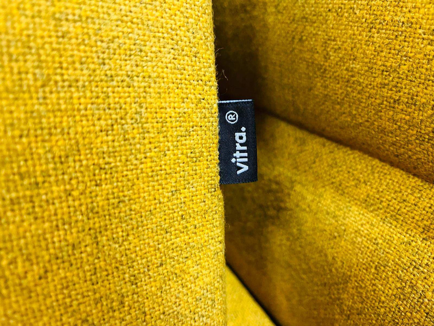 Vitra Alcove Highback Arbeitsstuhl in sonnigem Gelb mit hochwertigem Stoff und klarer Linienführung