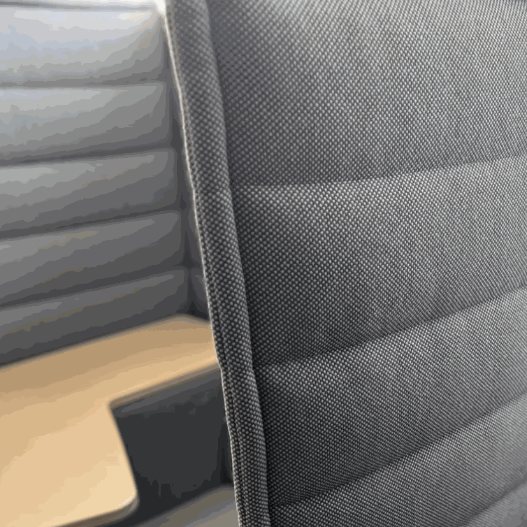 Vitra Alcove Highback Work anthrazit Stoffdetail mit chromgestell und gepolstertem Rückenteil