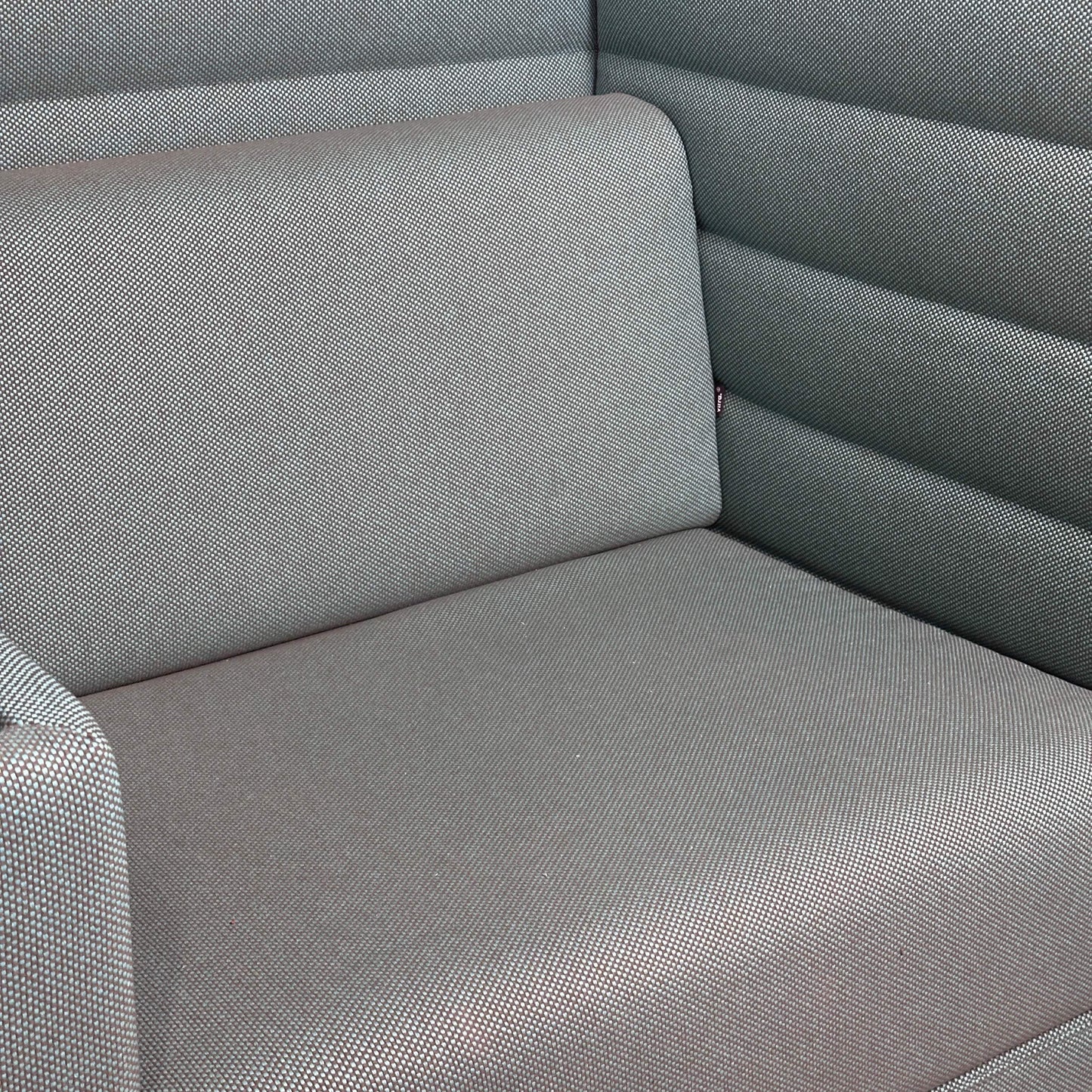 Vitra Alcove Highback Work Sitzfläche und Rückenteil aus robustem recyceltem Stoff grau-grün