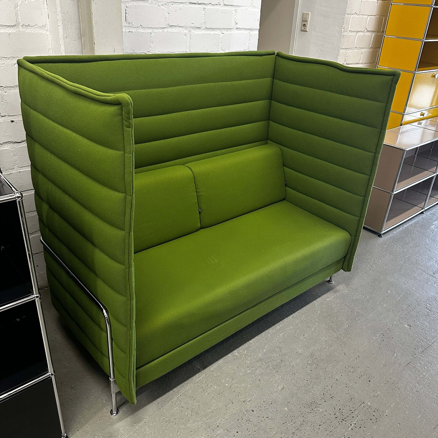 Vitra Alcove Highback grünes 2-Sitzer Sofa mit gepolsterten Seitenpaneelen und chrom Gestell