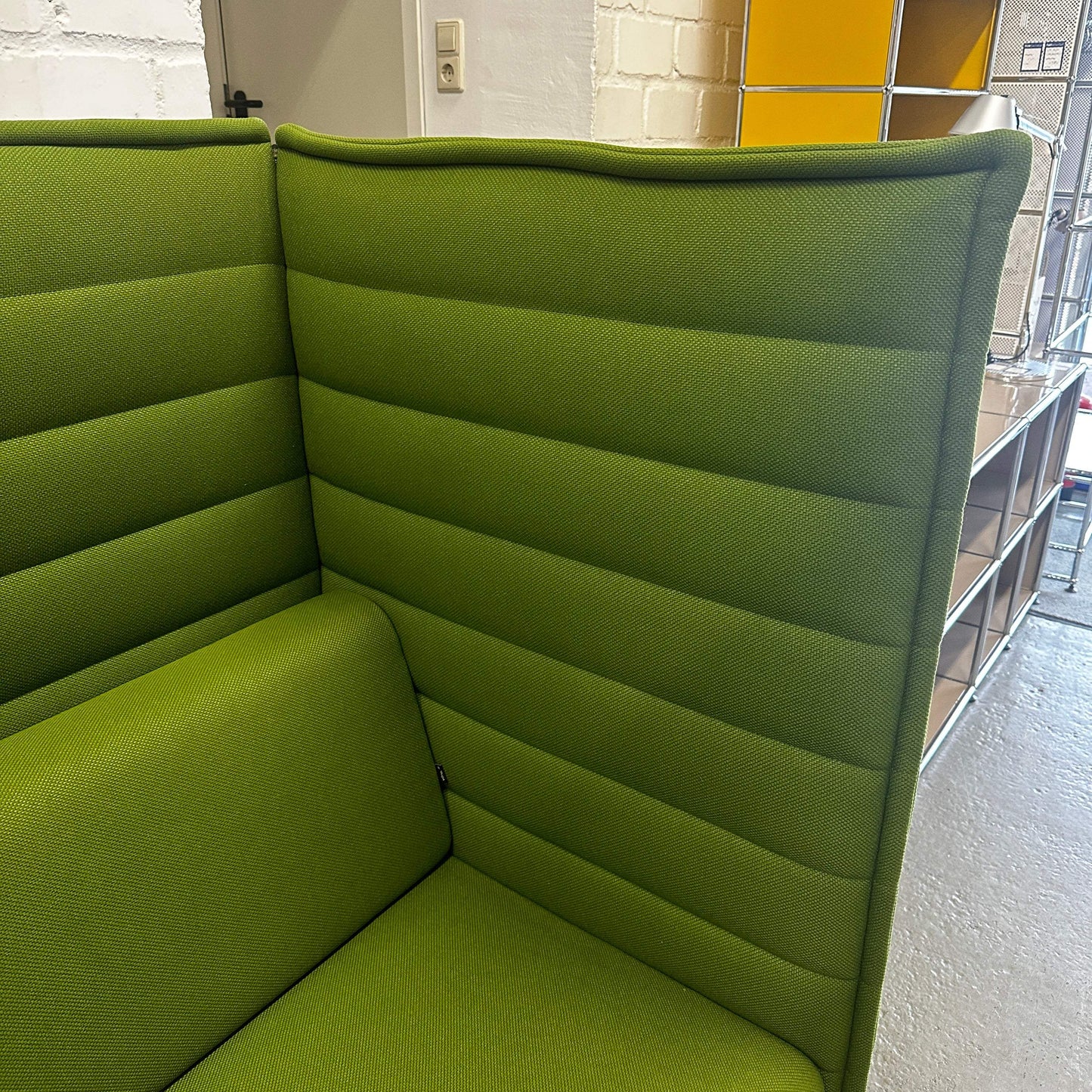 Vitra Alcove Highback grünes 2-Sitzer Sofa mit gepolsterten Hochrückenpaneelen aus Stoff und verchromtem Stahlrohrgestell