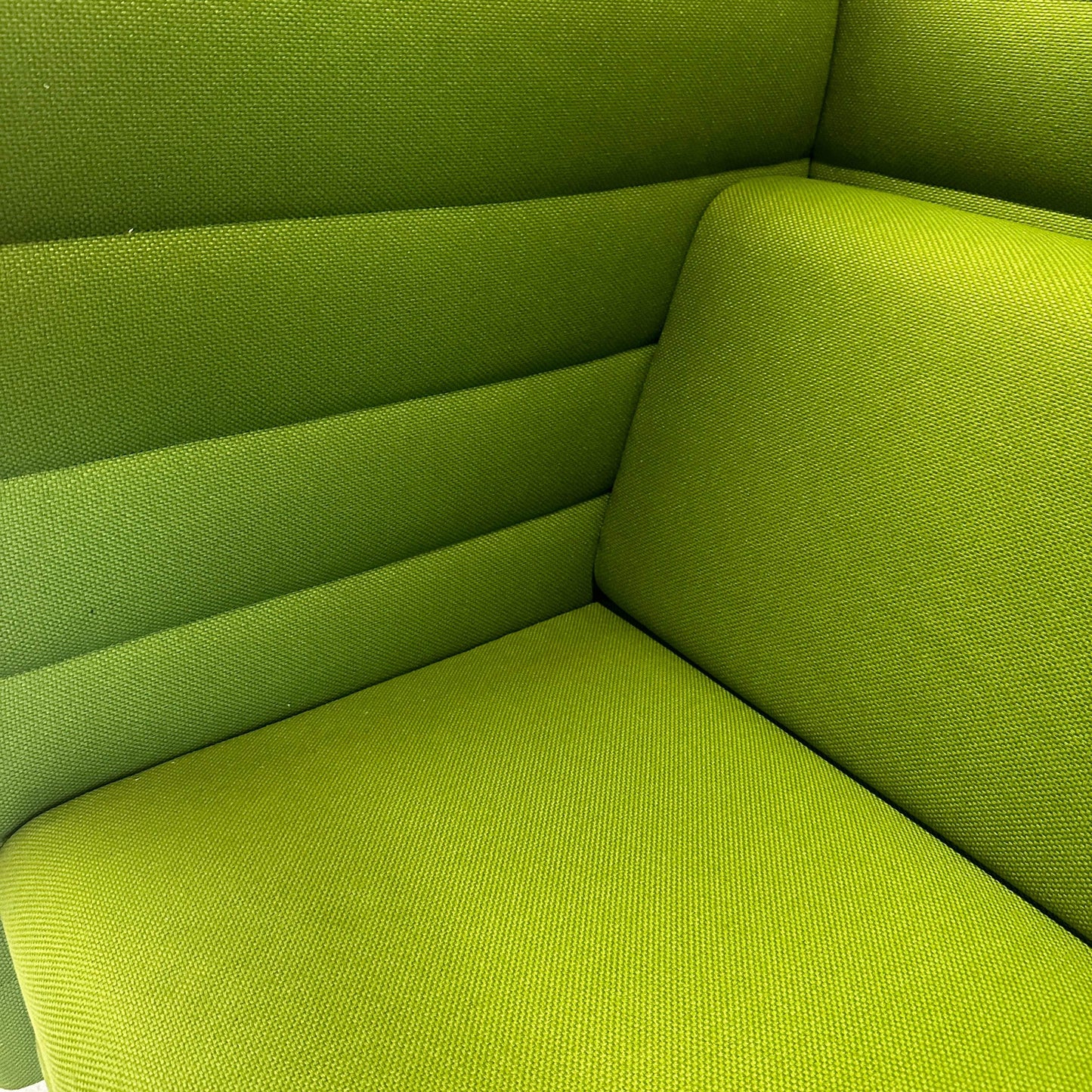 Vitra Alcove Highback 2-Sitzer Sofa grün mit gepolsterten Seiten- und Rückenpaneelen aus Stoff, Stahlrohrgestell chrom
