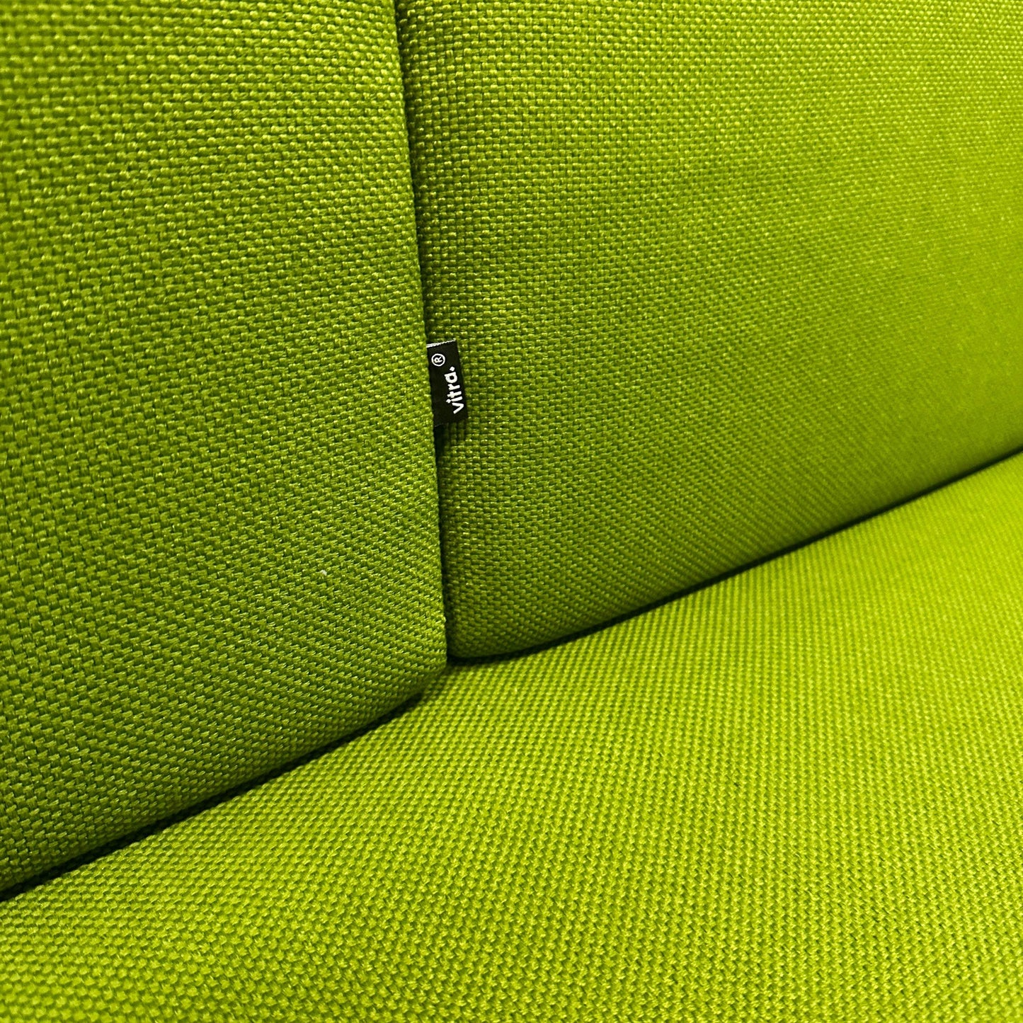 grüner Stoffbezug des Vitra Alcove Highback 2-Sitzer Sofas mit chromfarbenem Stahlrohrgestell