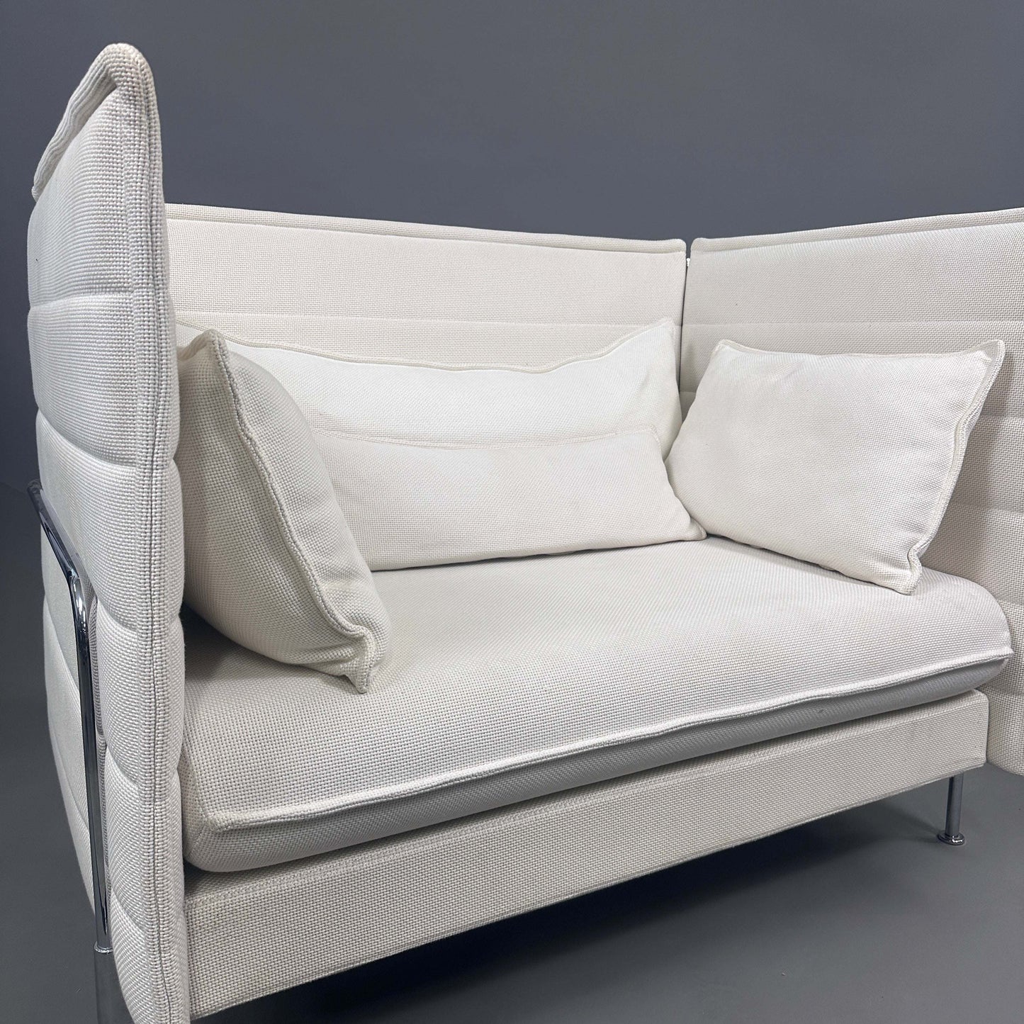 Vitra Alcove Lowback Loveseat hellbeige aus robustem recyceltem Polyesterstoff für Büroumgebungen