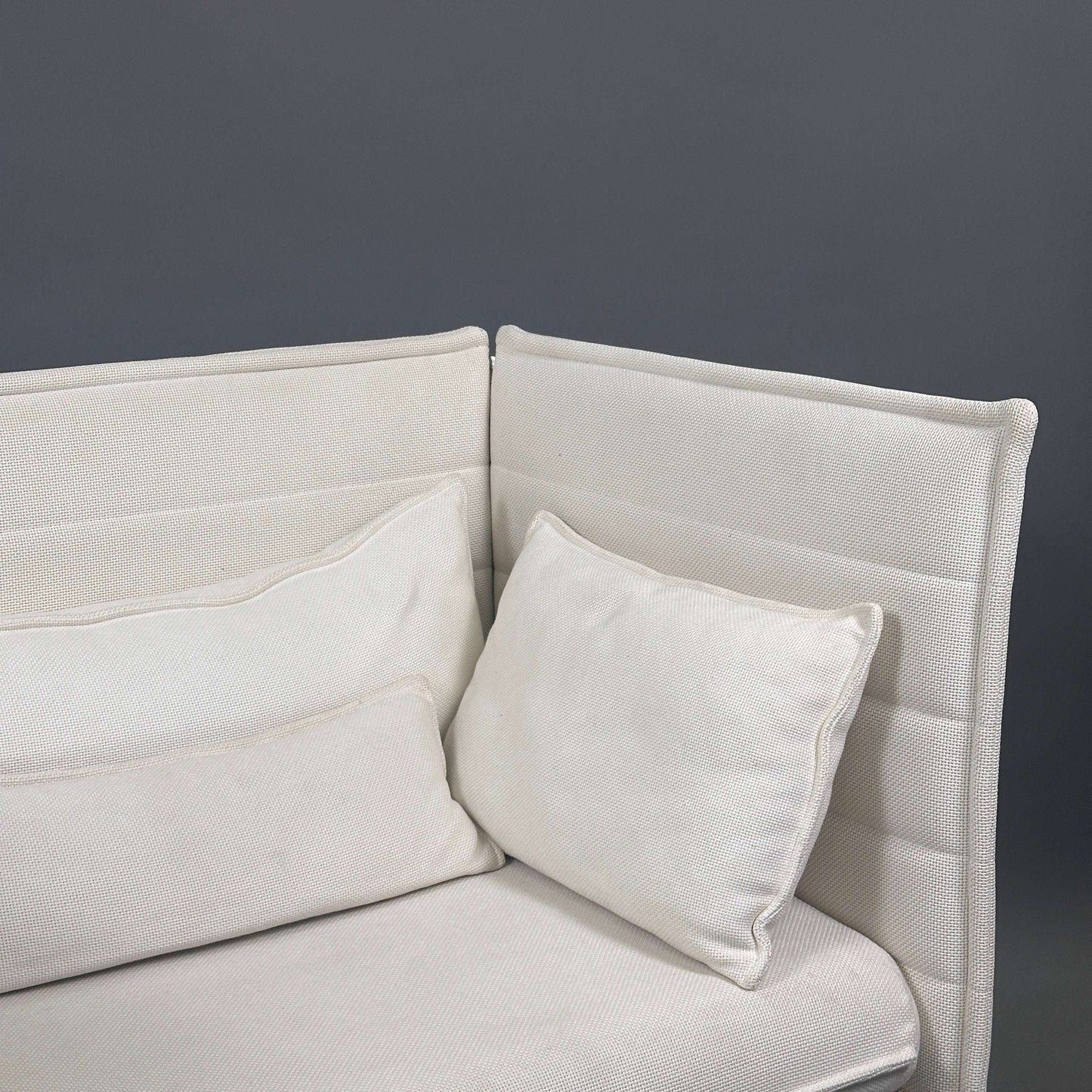 Vitra Alcove Lowback Love Seat hellbeige mit robustem recyceltem Polyesterstoff und hohen Rückenkissen für Großraumbüros