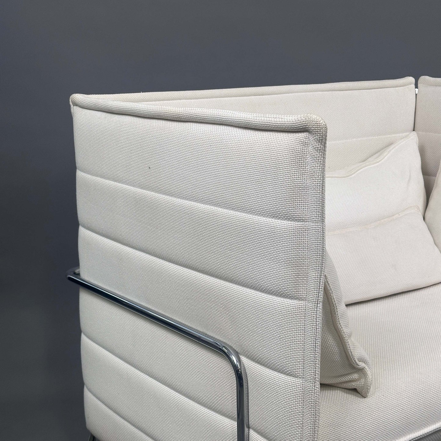 Vitra Alcove Lowback Love Seat in hellbeigem, robustem Stoff mit Metallrahmen, 120x98x87 cm