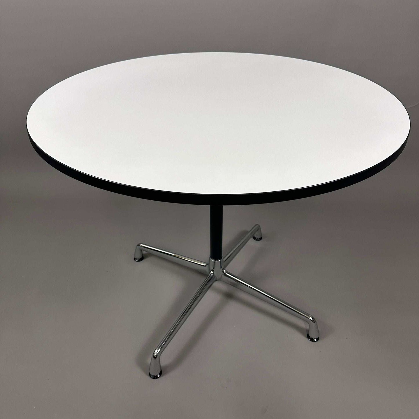 Vitra Besprechungstisch Segmented Table 90cm rund weiß mit schwarzer Kante und Eames Chrom Untergestell