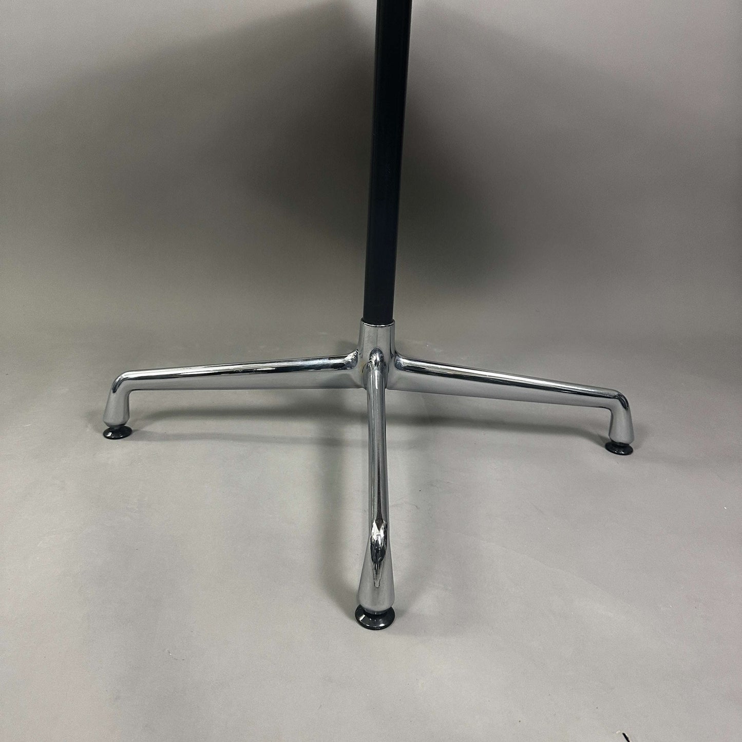 Vitra Contract Table Eames Chromgestell Detail Untergestell Beine