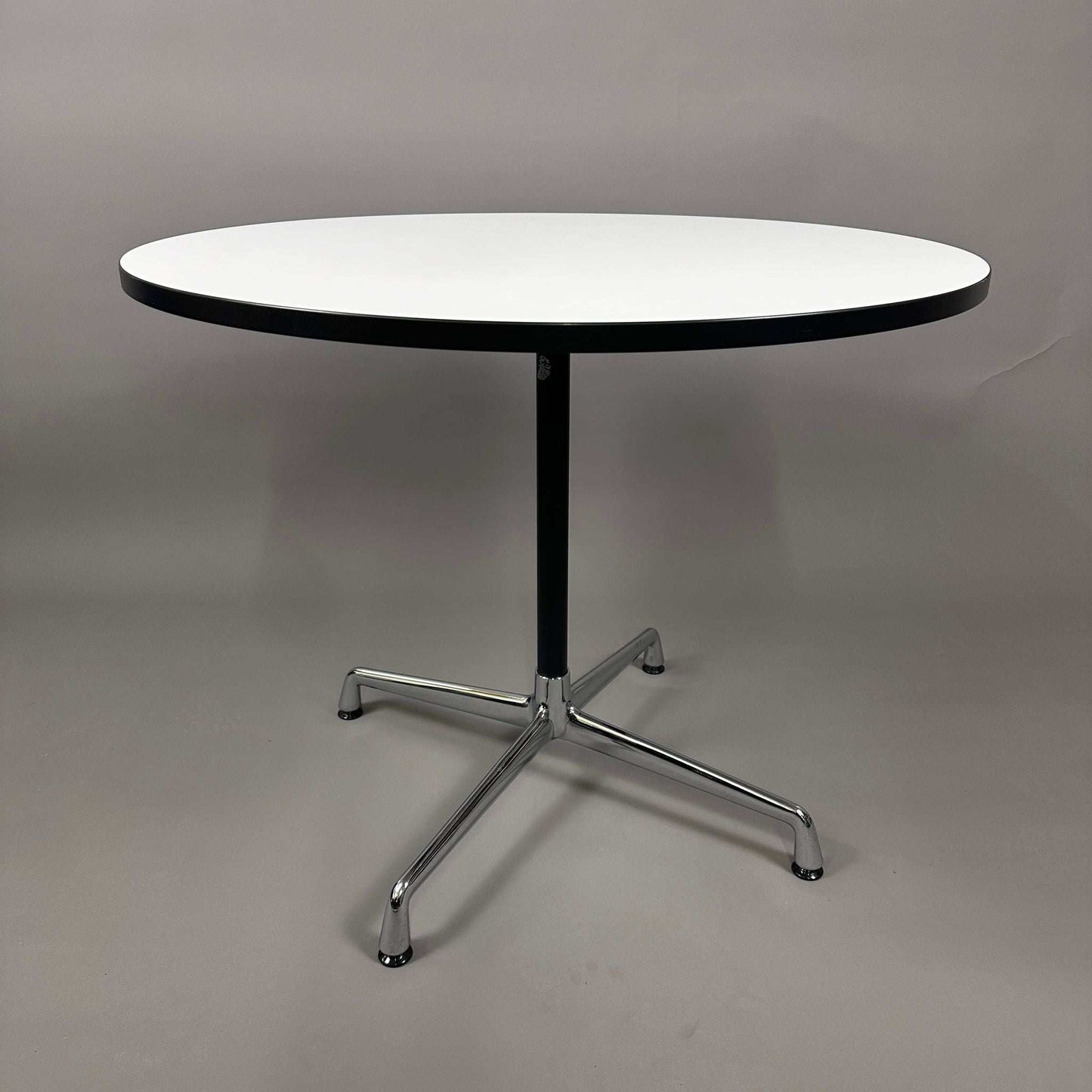 Vitra Besprechungstisch Segmented Table 90cm rund weiß mit schwarzer Kante und Eames Chrom Untergestell