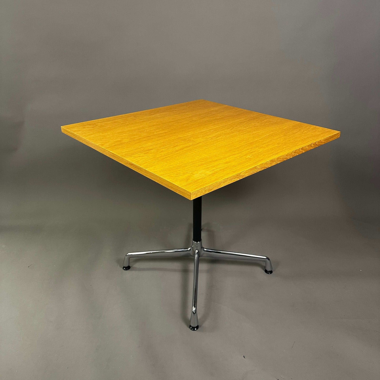 Vitra Contract Table quadratischer Esstisch mit hellem Eichenfurnier und chromfarbenem Eames Untergestell 80x80 cm