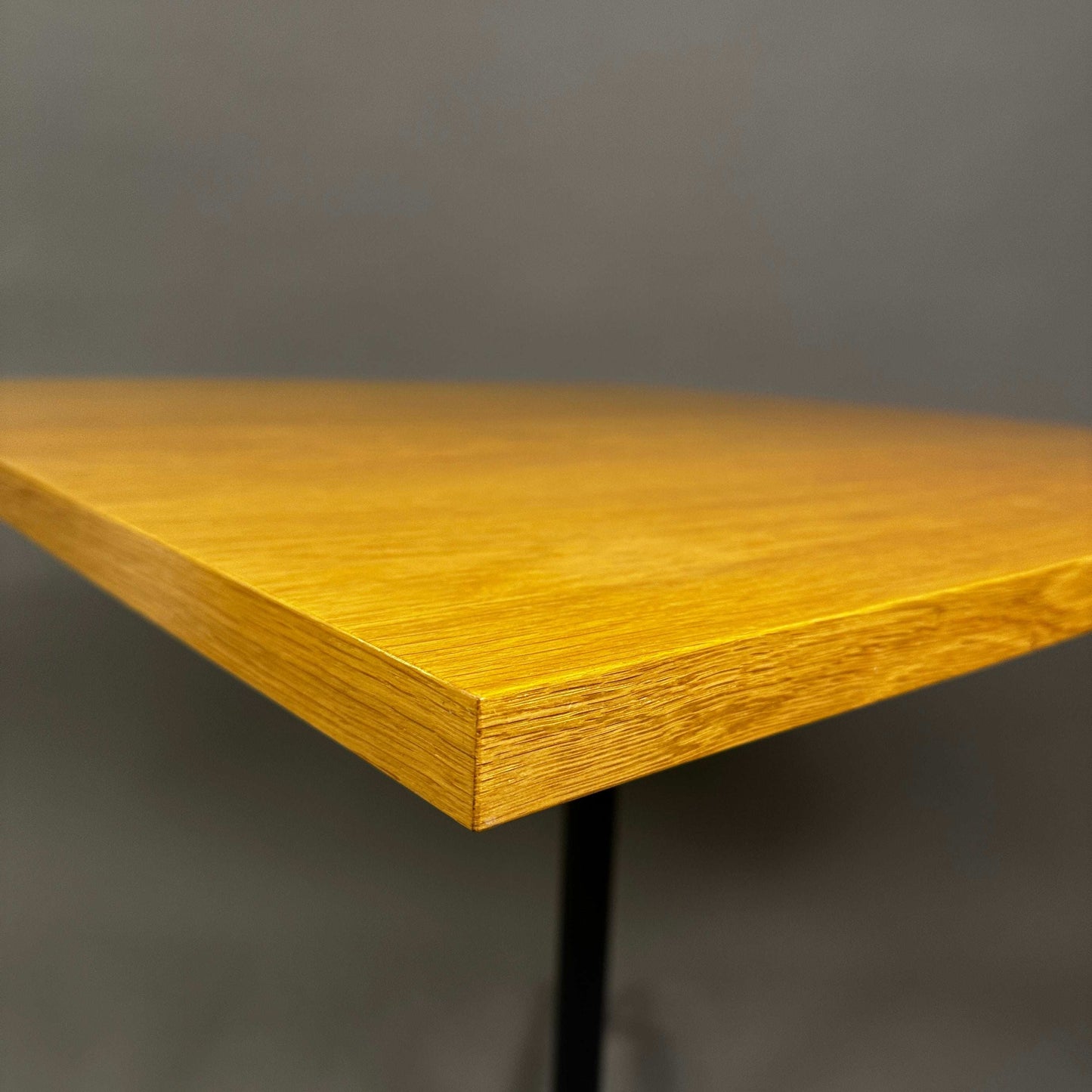 Vitra Contract Table mit eichenfurnierter Tischplatte und chromfarbenem Eames Untergestell, 80x80 cm